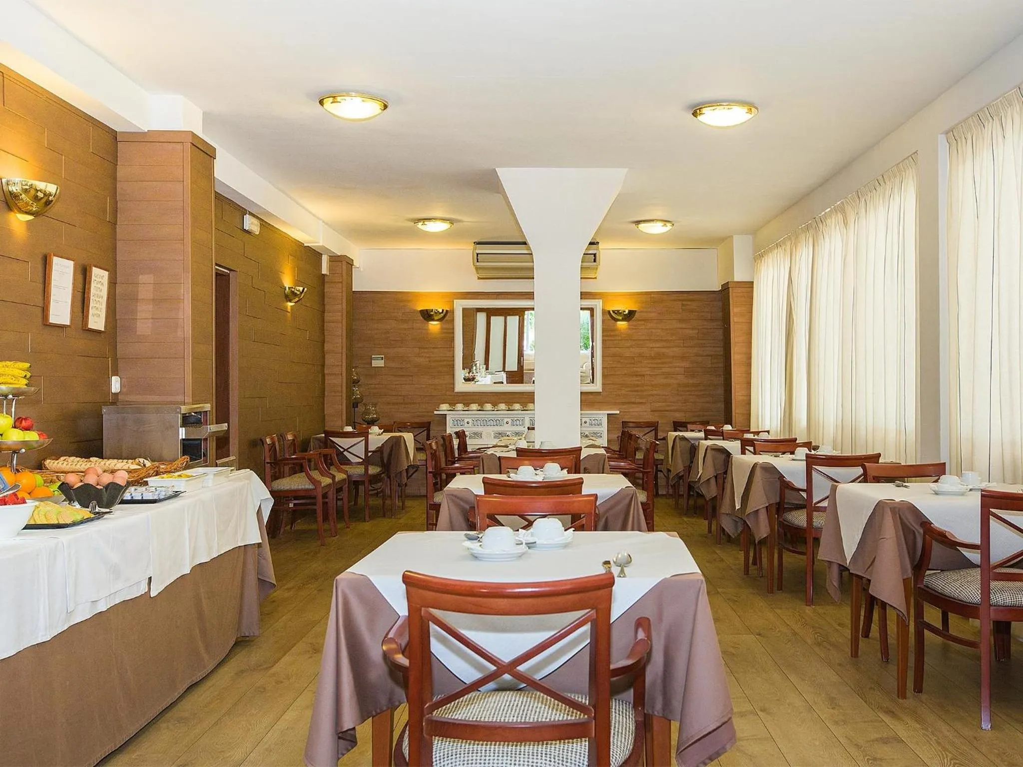 Restaurant/places to eat in Hotel Villa Singala