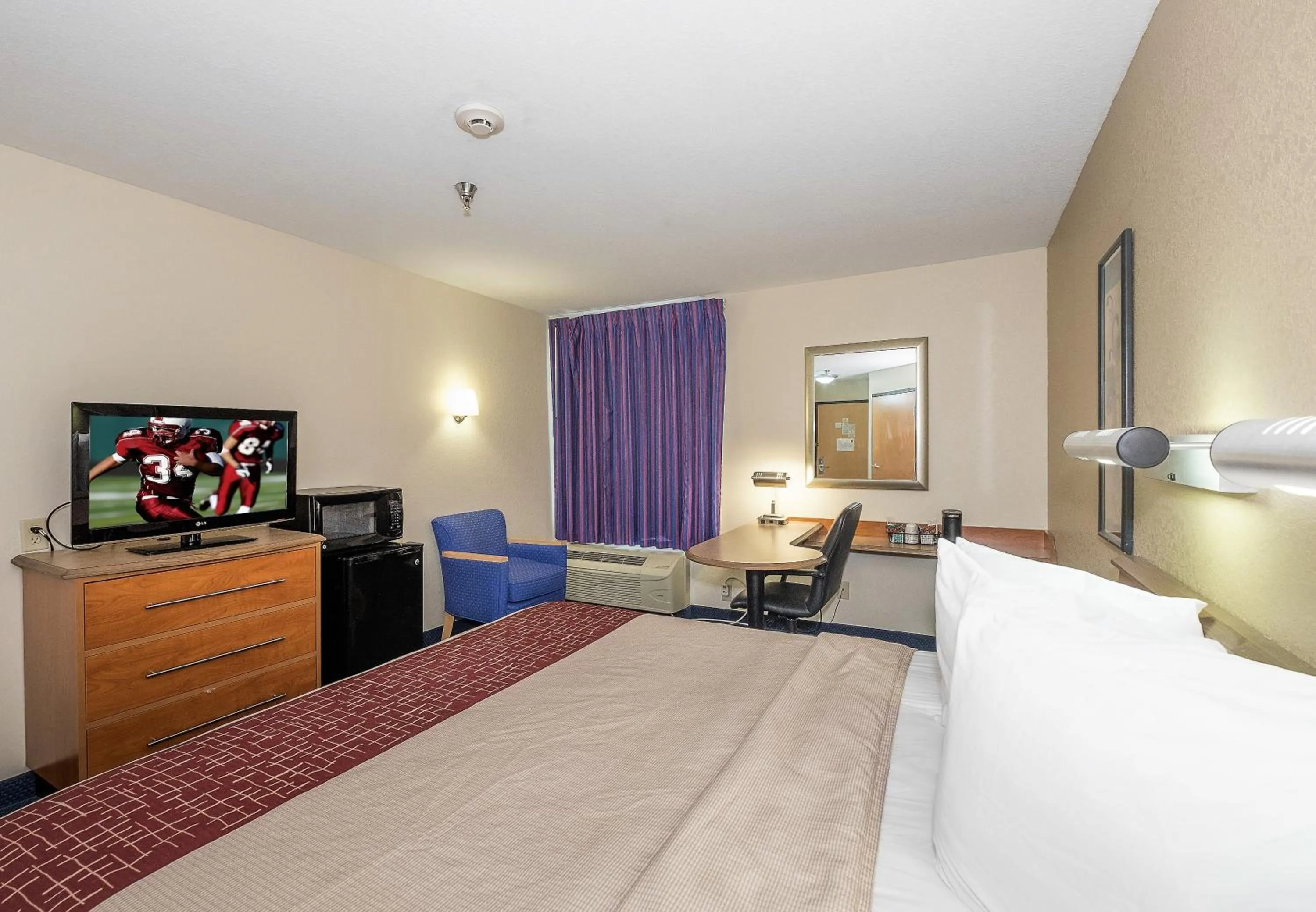 Photo of the whole room, Bed in Red Roof Inn Jackson, OH