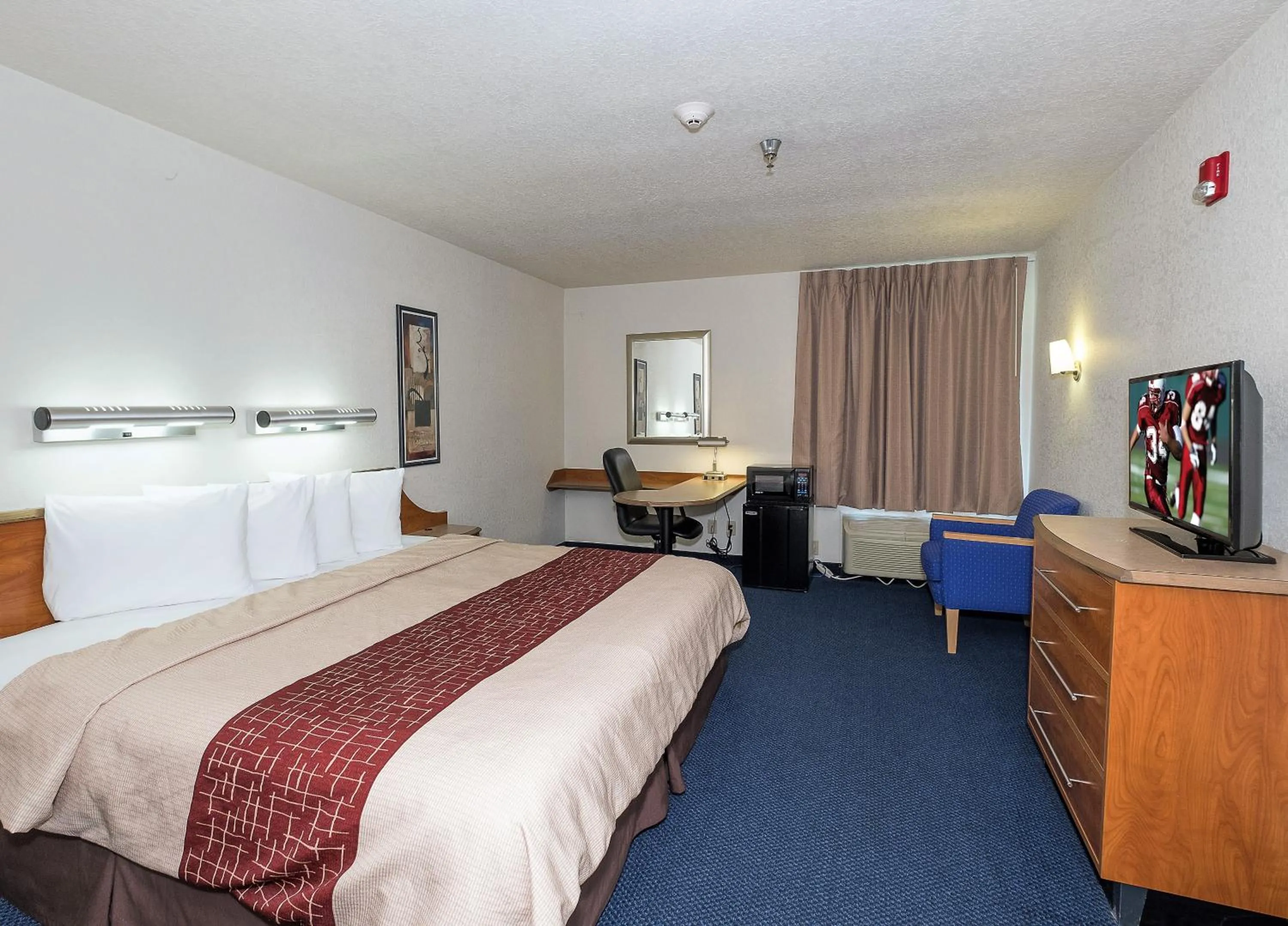 Photo of the whole room, Bed in Red Roof Inn Jackson, OH