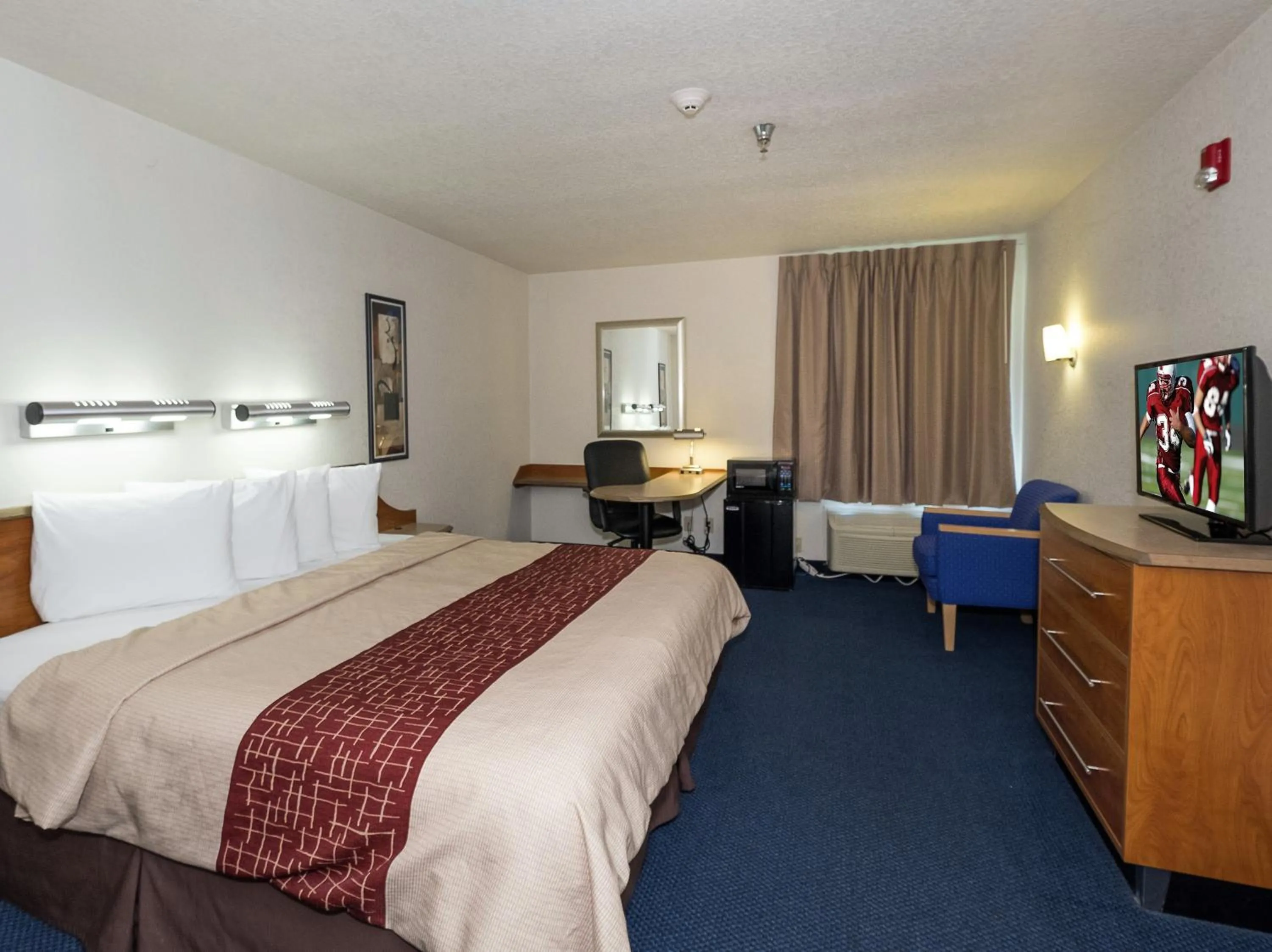 Photo of the whole room, Bed in Red Roof Inn Jackson, OH