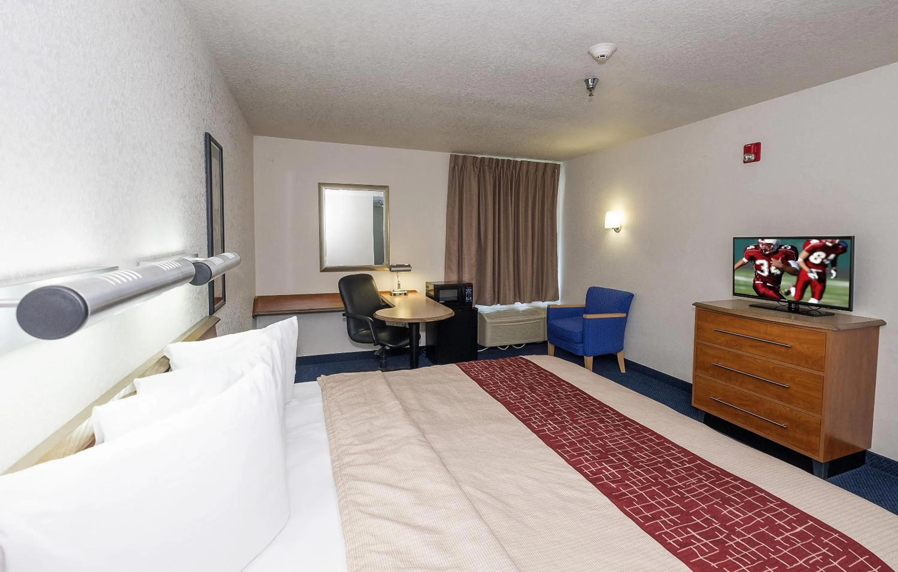 Photo of the whole room, Bed in Red Roof Inn Jackson, OH