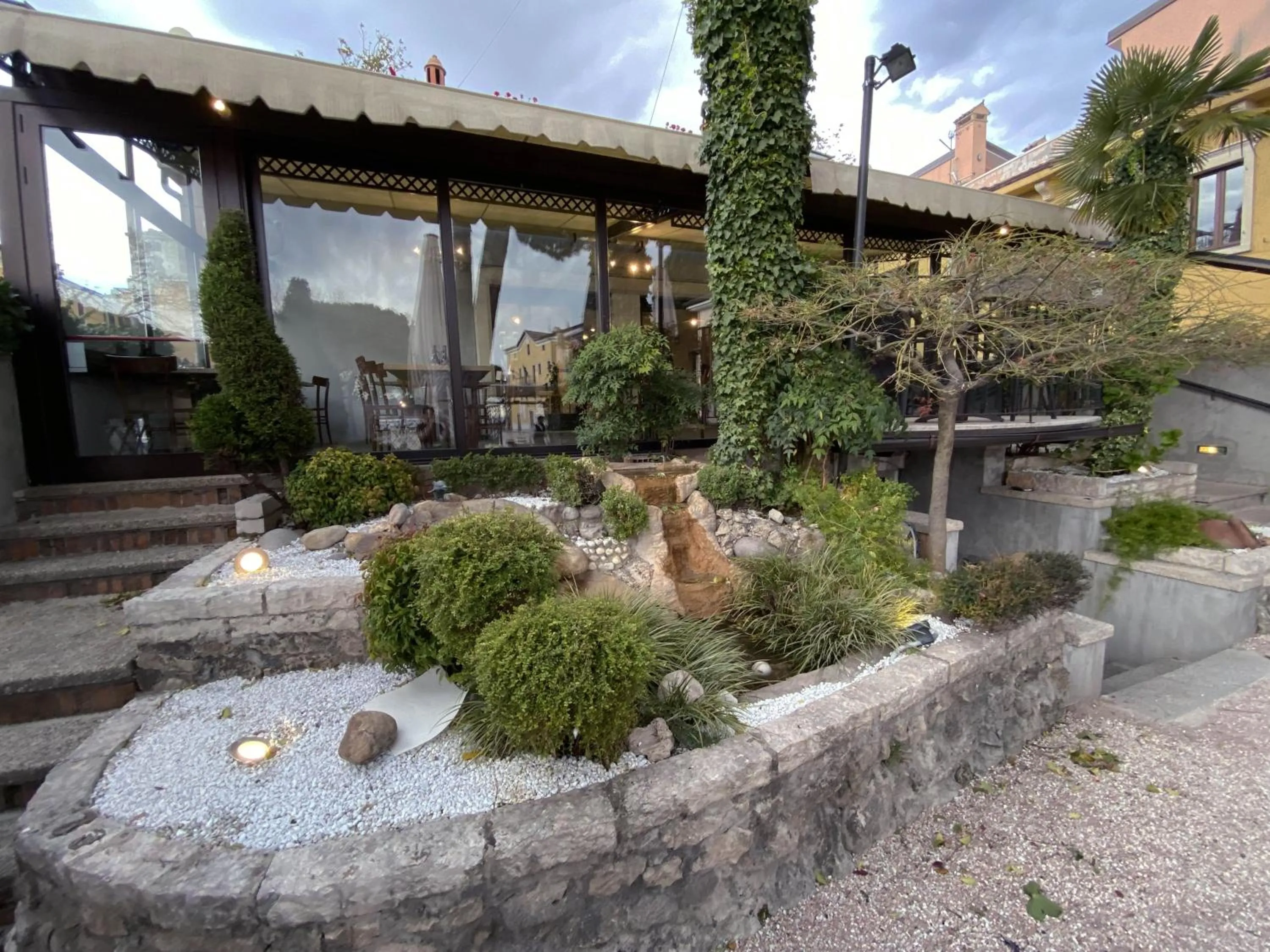 Restaurant/places to eat in Hotel Astoria