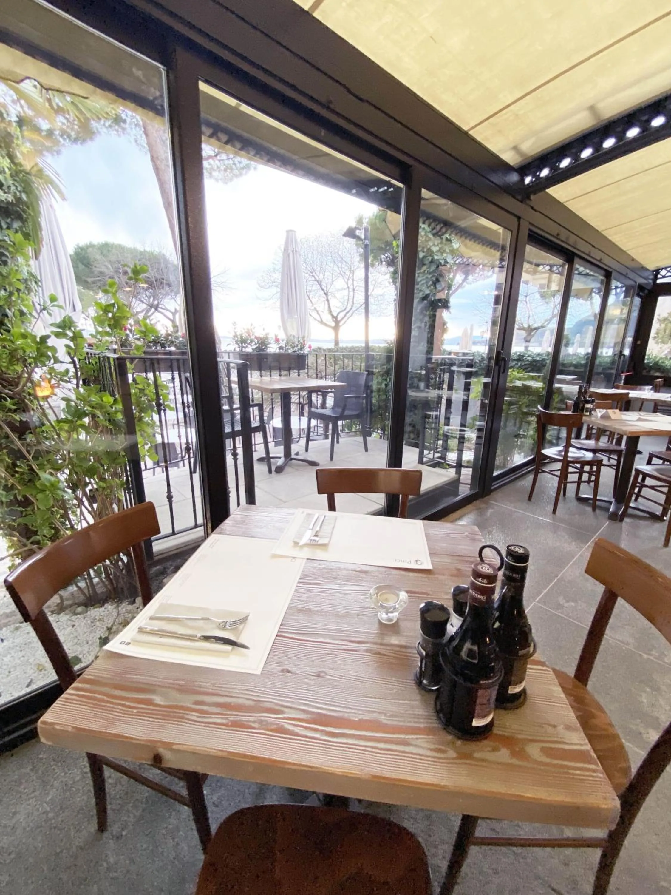 Restaurant/places to eat in Hotel Astoria