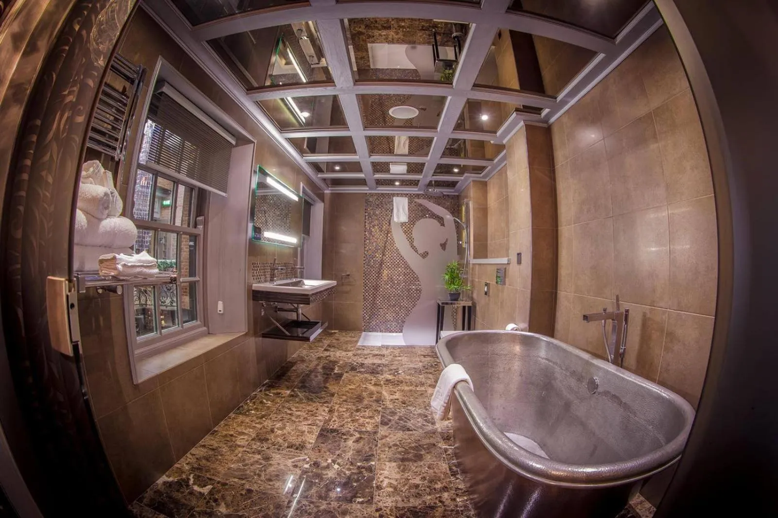 Bath in Me & Mrs Jones