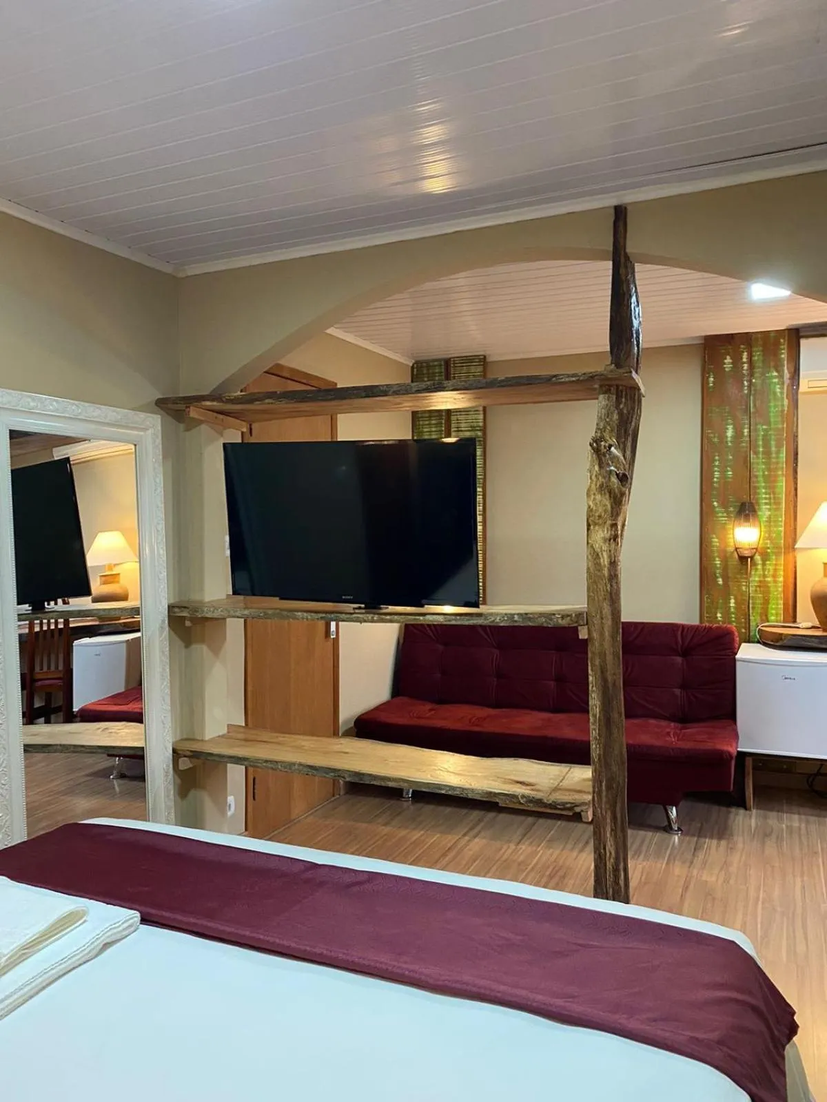 Communal lounge/ TV room, Bed in Queiroz Palace Hotel