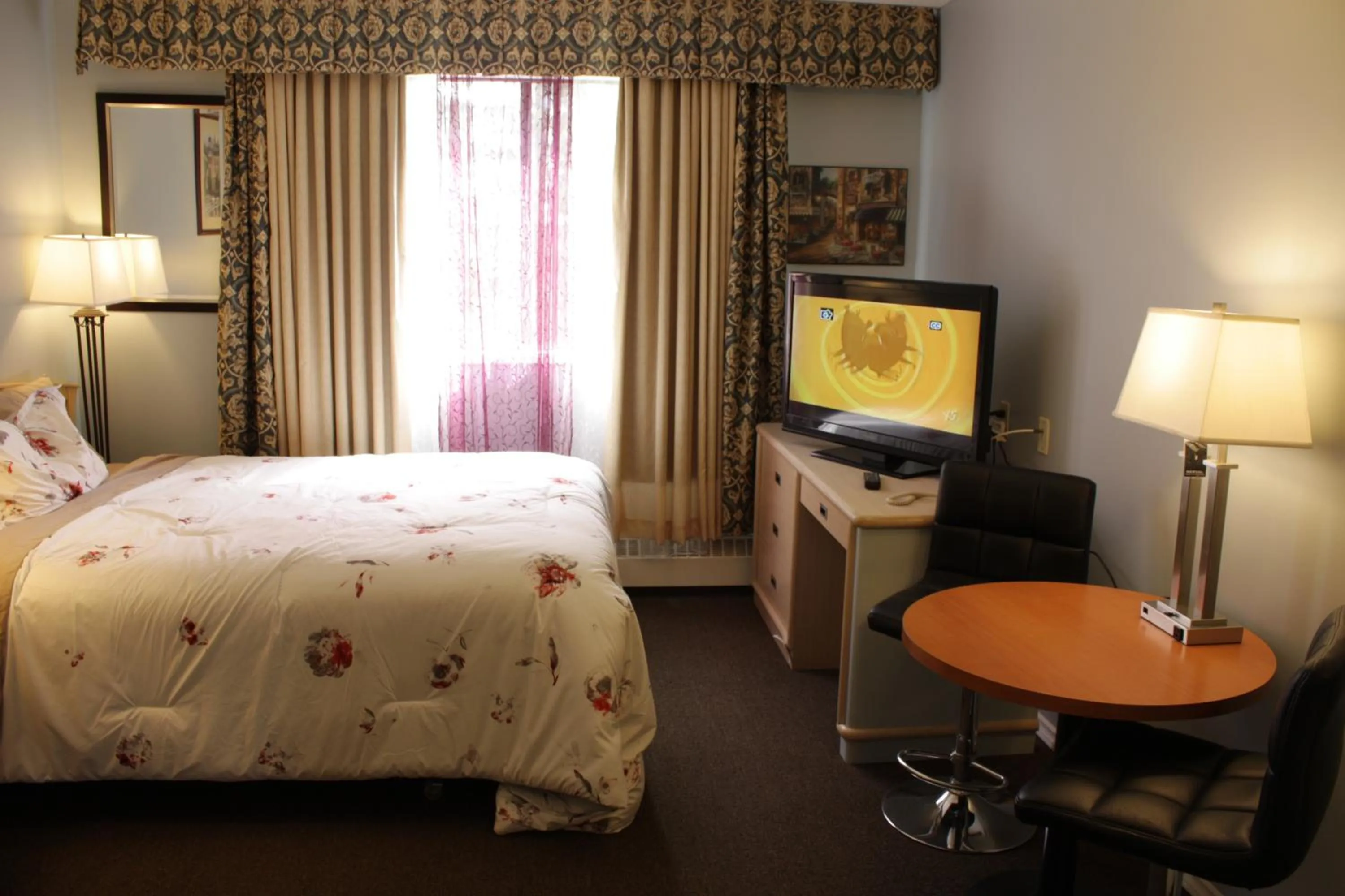 Seating area, Bed in Hillcrest Motel