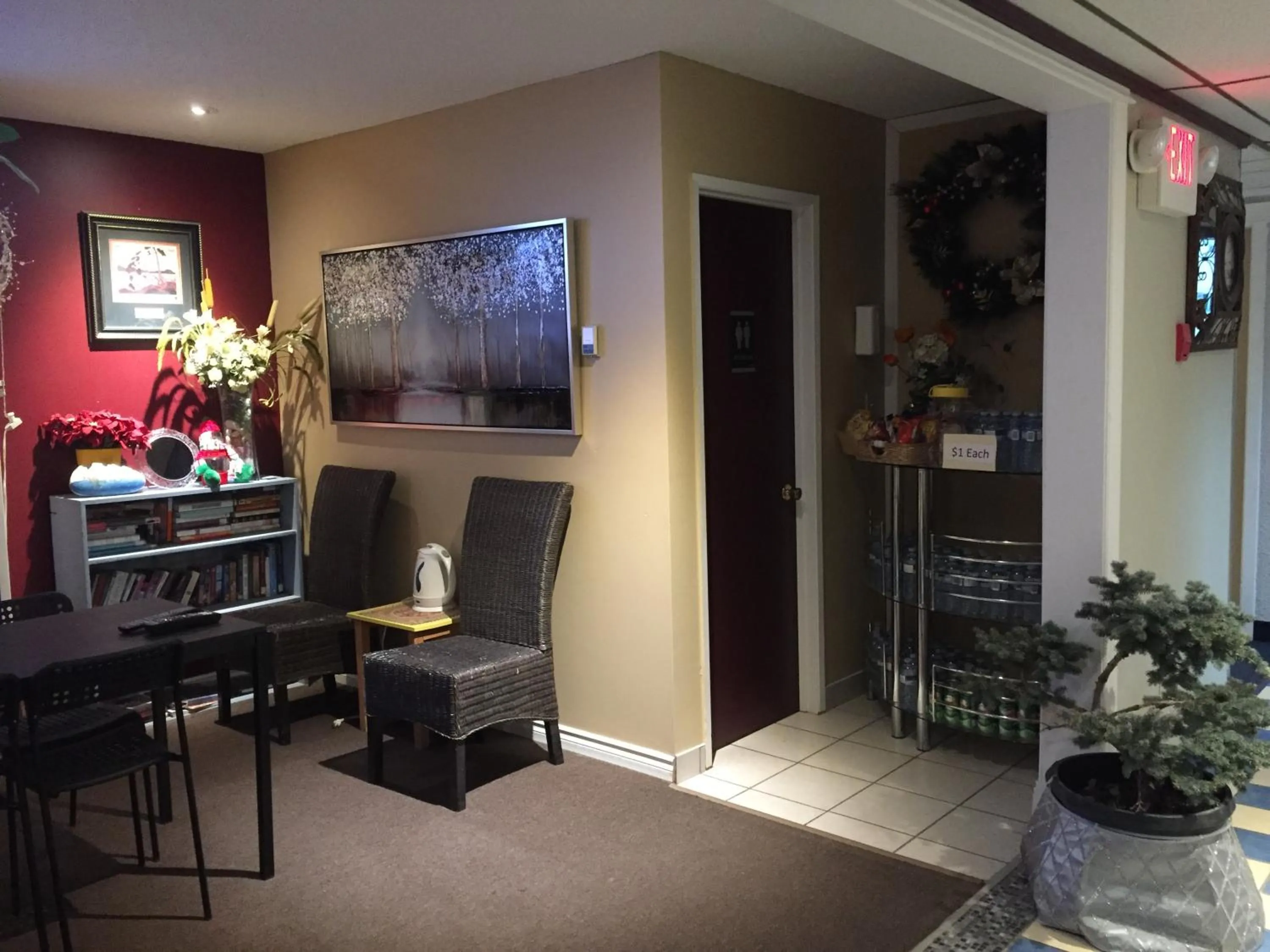 Lobby or reception in Hillcrest Motel