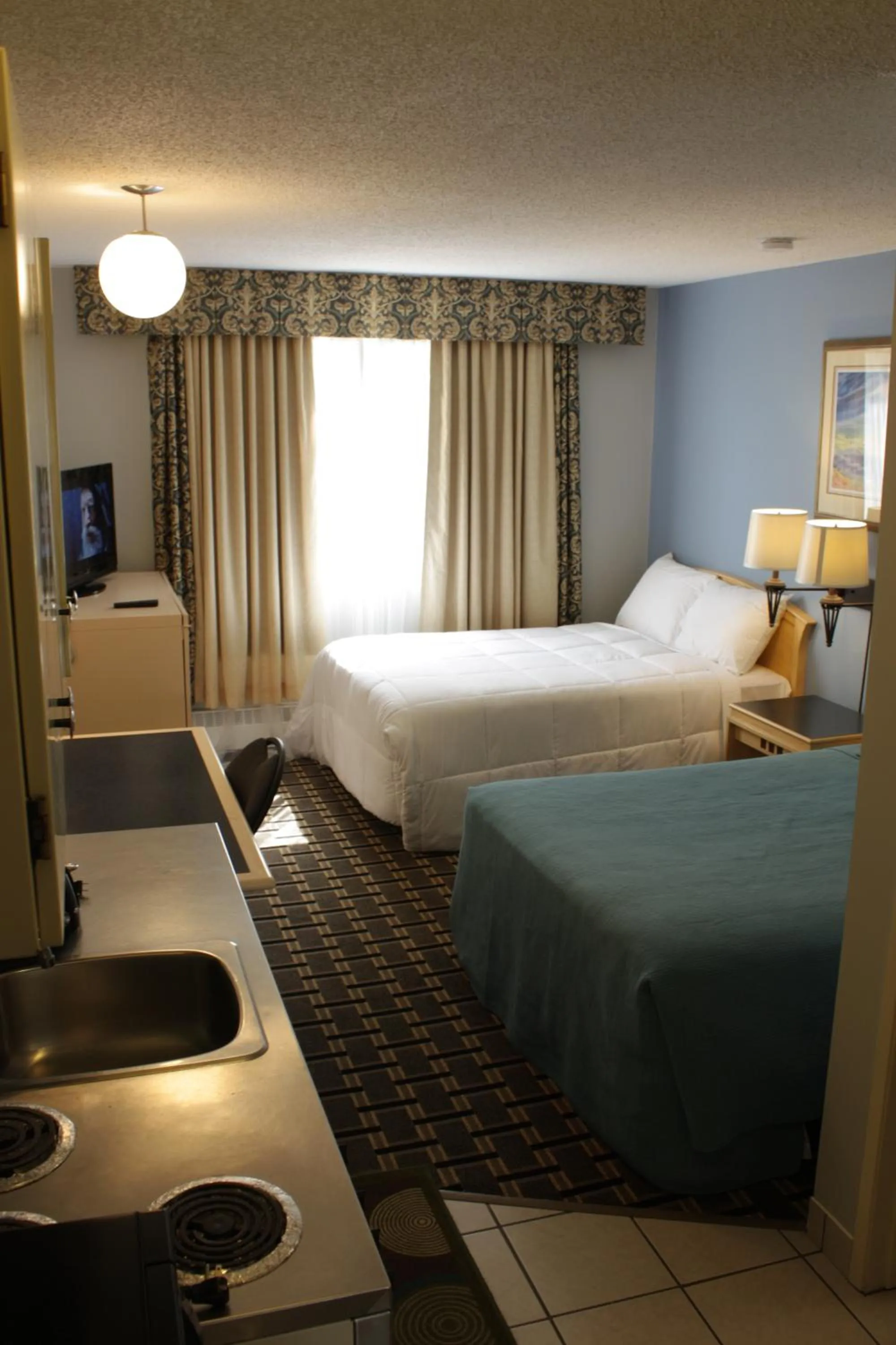 Photo of the whole room, Bed in Hillcrest Motel