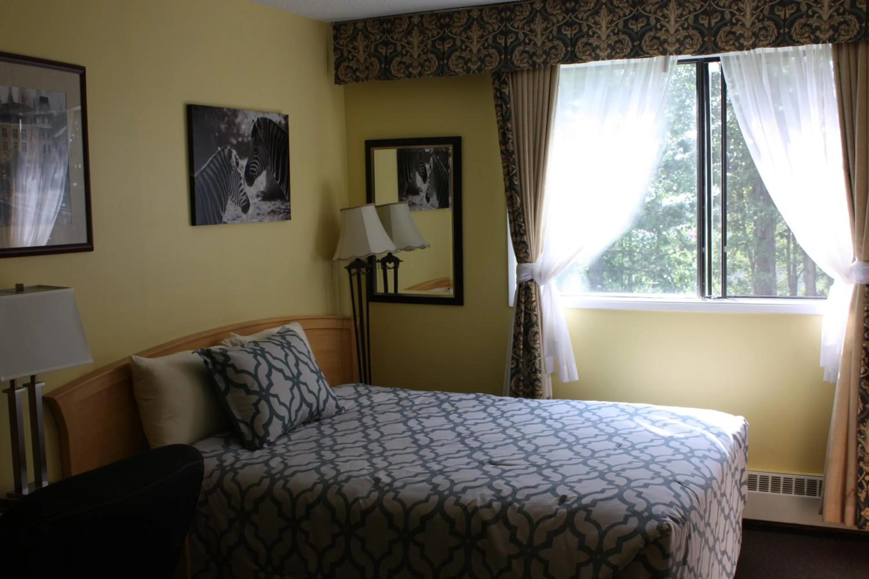 Photo of the whole room, Bed in Hillcrest Motel