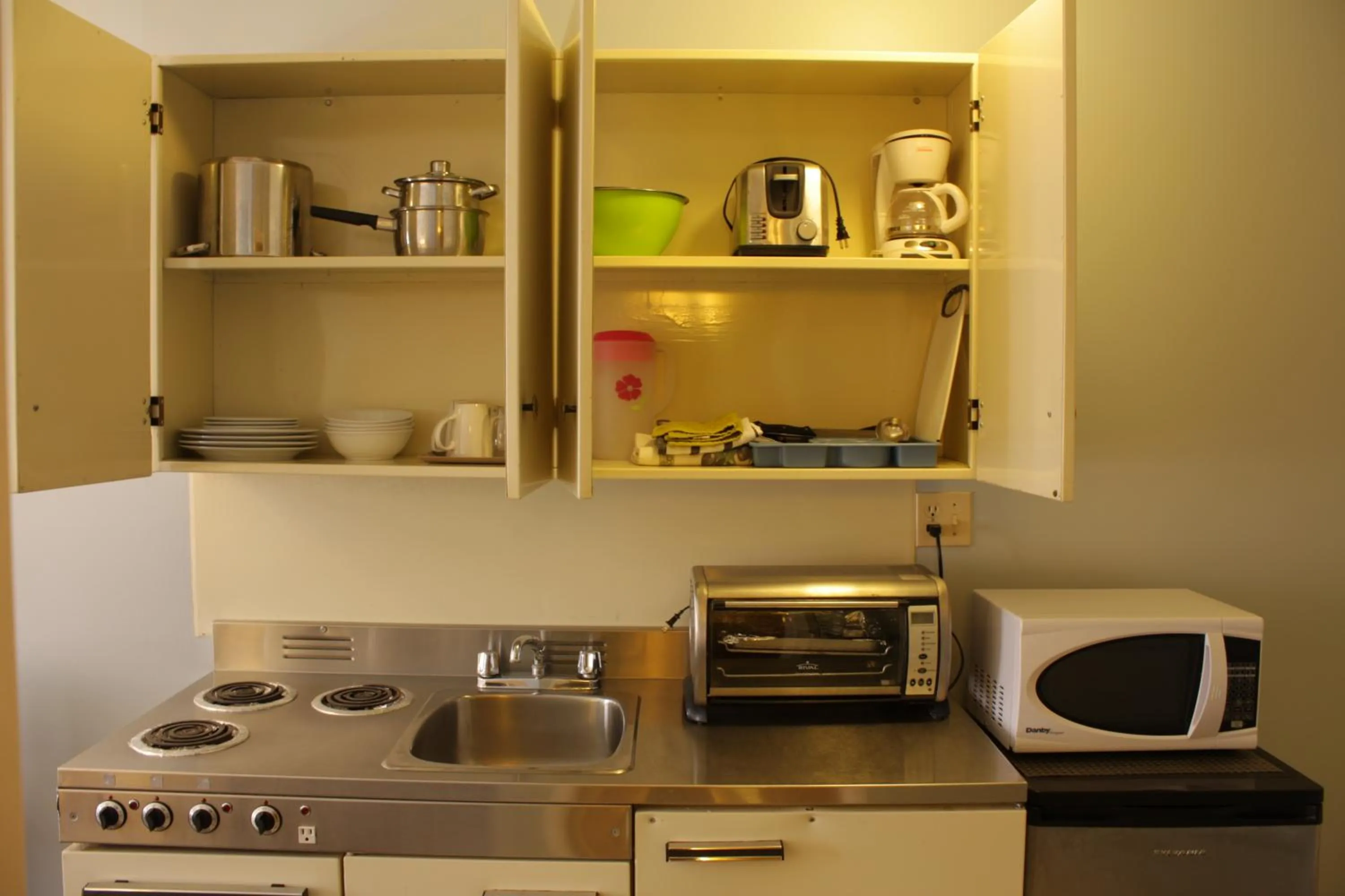 Kitchen or kitchenette in Hillcrest Motel