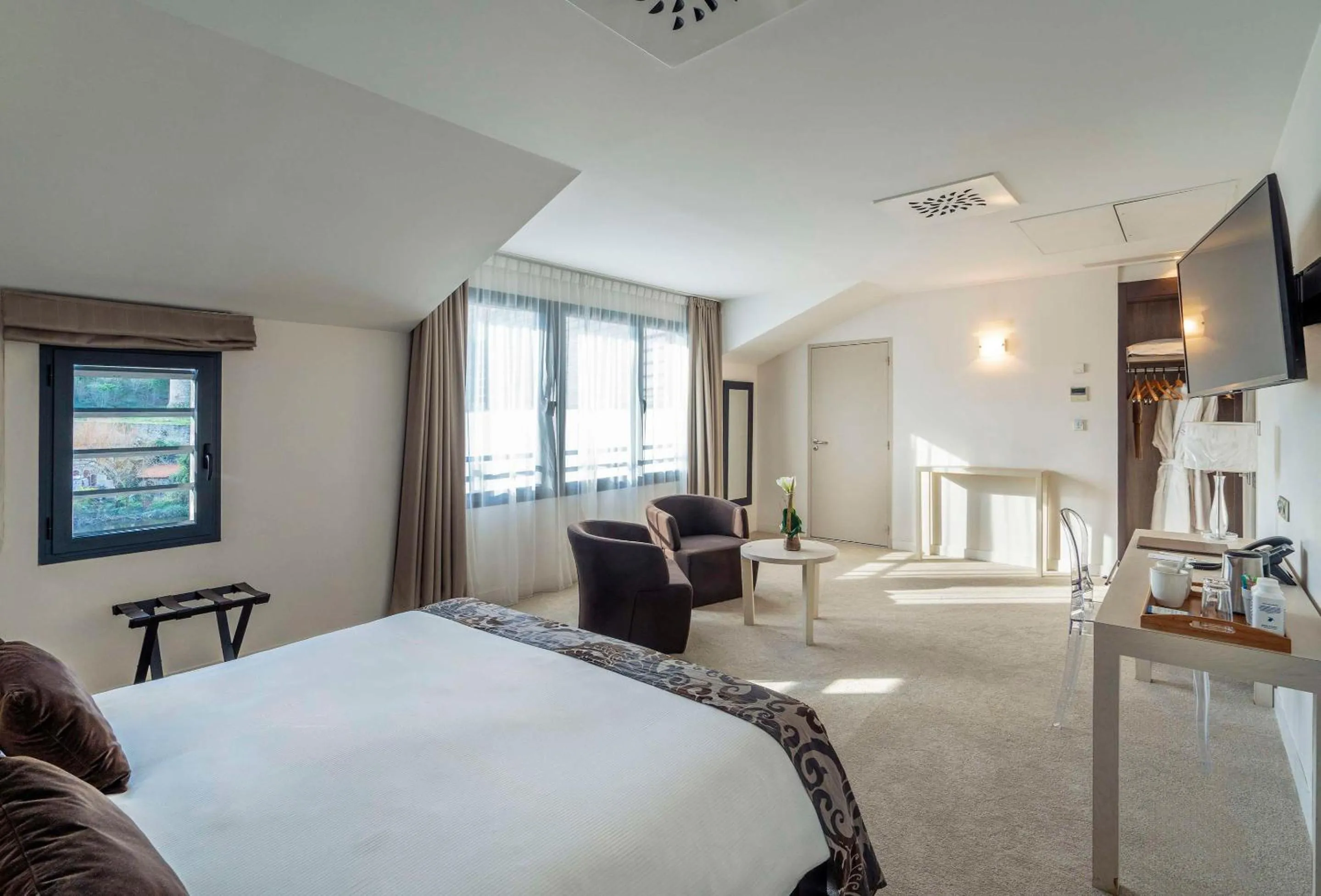 Photo of the whole room, Bed in Best Western Plus Villa Saint Antoine Hotel & Spa