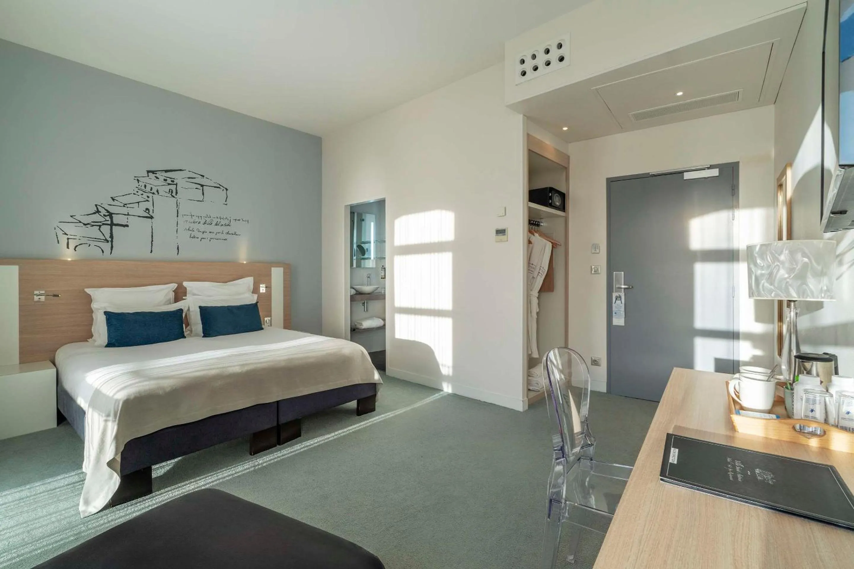 Photo of the whole room, Bed in Best Western Plus Villa Saint Antoine Hotel & Spa