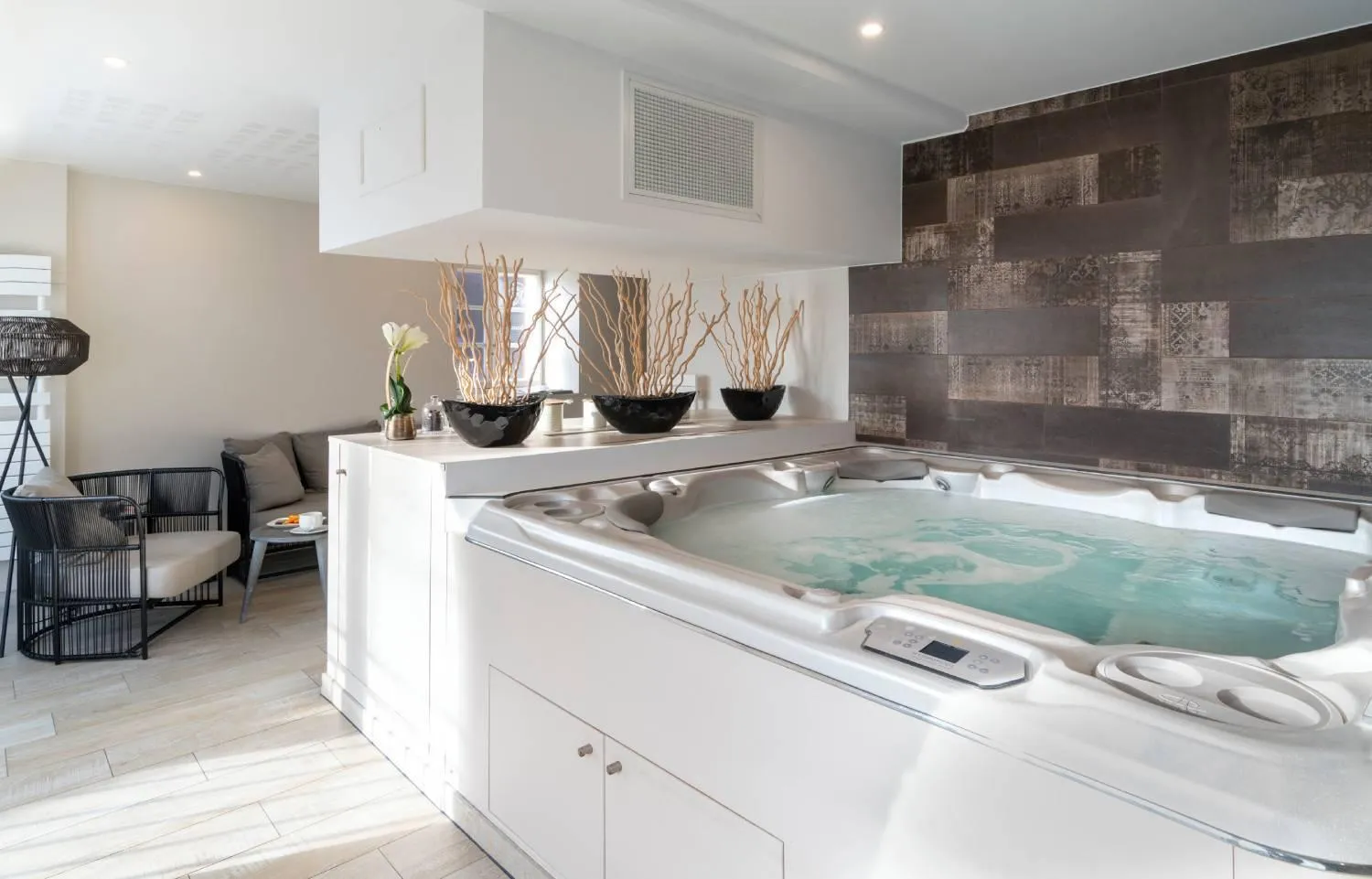 Hot Tub in Best Western Plus Villa Saint Antoine Hotel & Spa