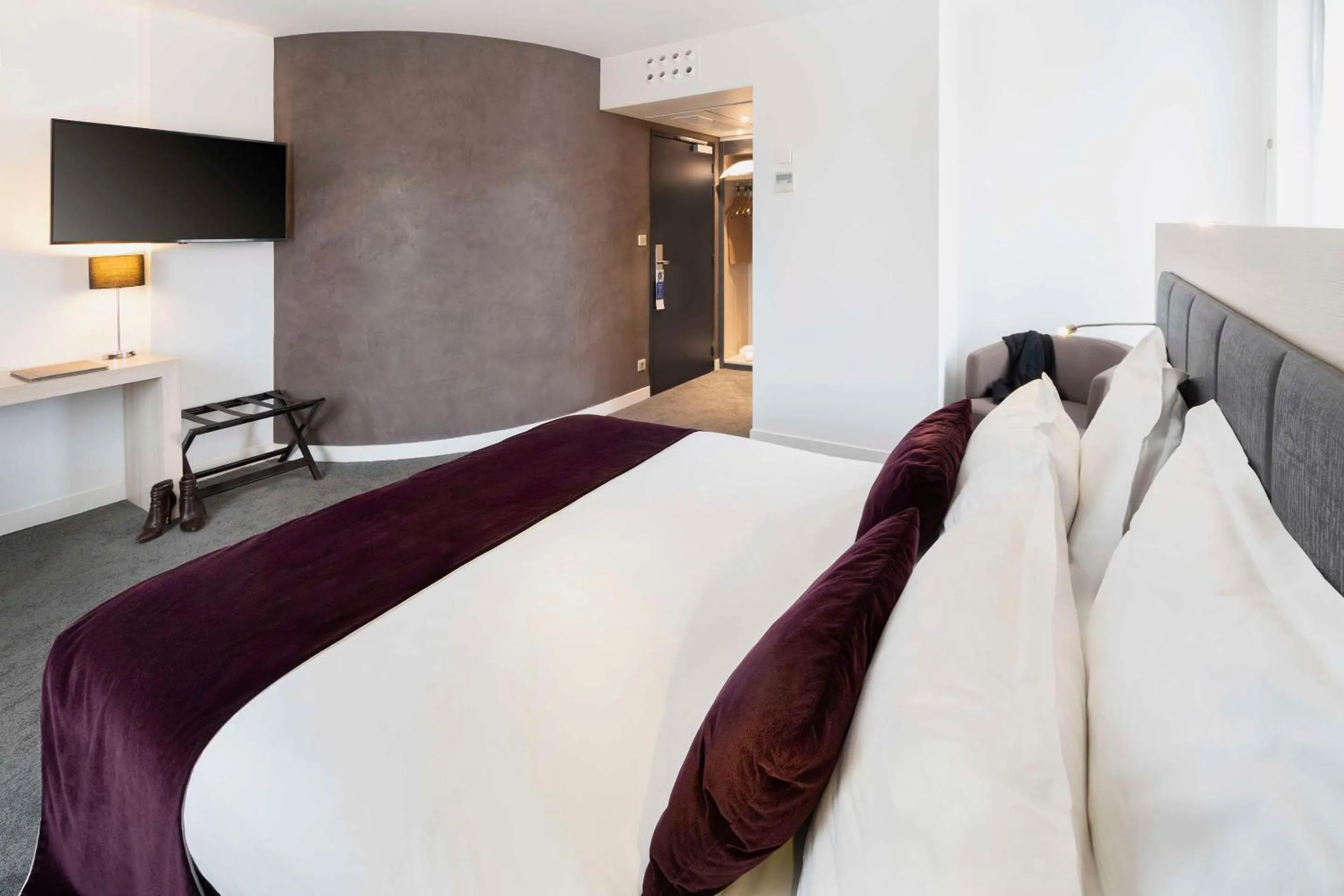 Photo of the whole room, Bed in Best Western Plus Villa Saint Antoine Hotel & Spa