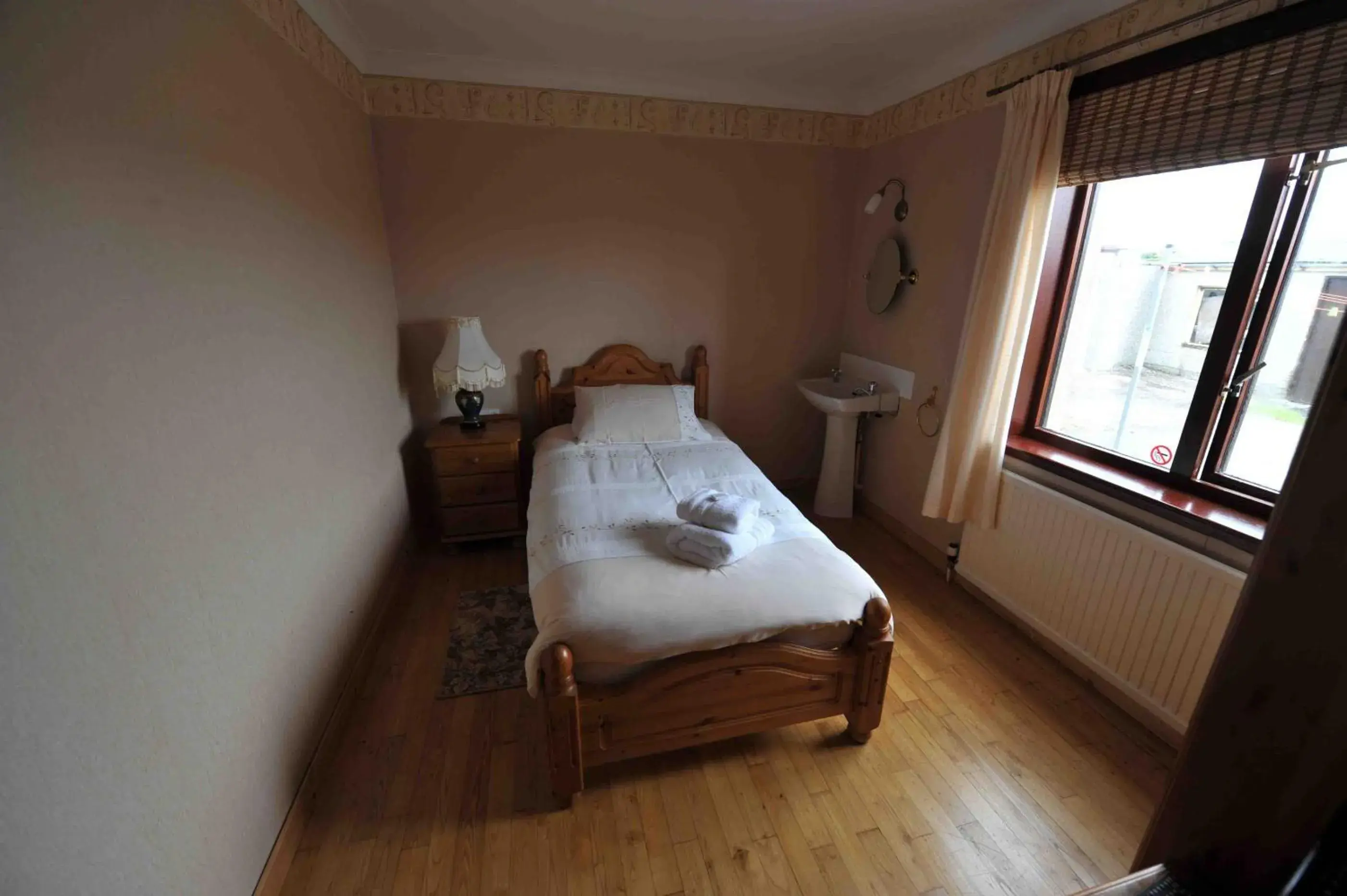 Single Room with Shared Bathroom in Sandwick Bay Guest House Single Room with Shared Bathroom in Sandwick Bay Guest House