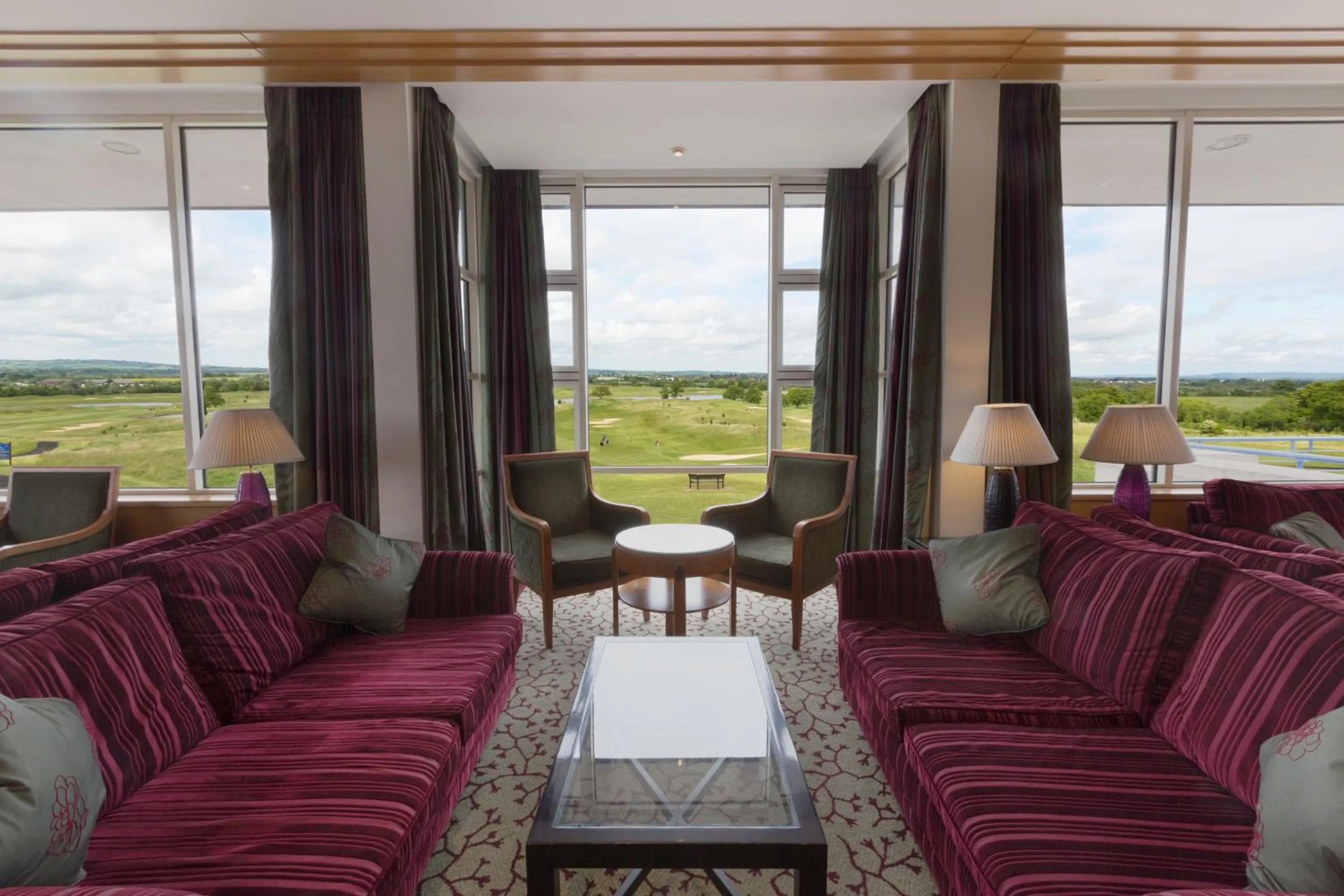 Lounge or bar in The Oxfordshire Golf & Spa Hotel