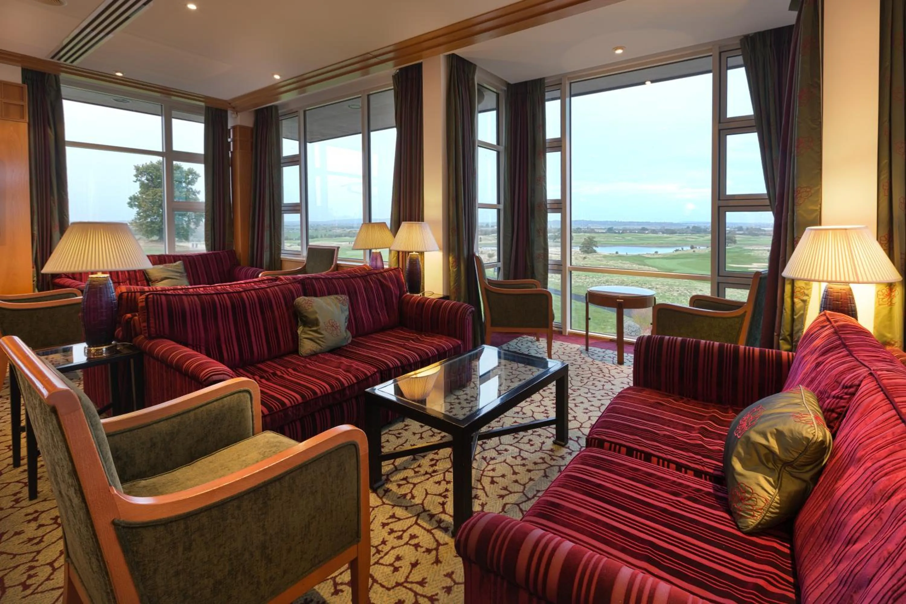 Lounge or bar in The Oxfordshire Golf & Spa Hotel