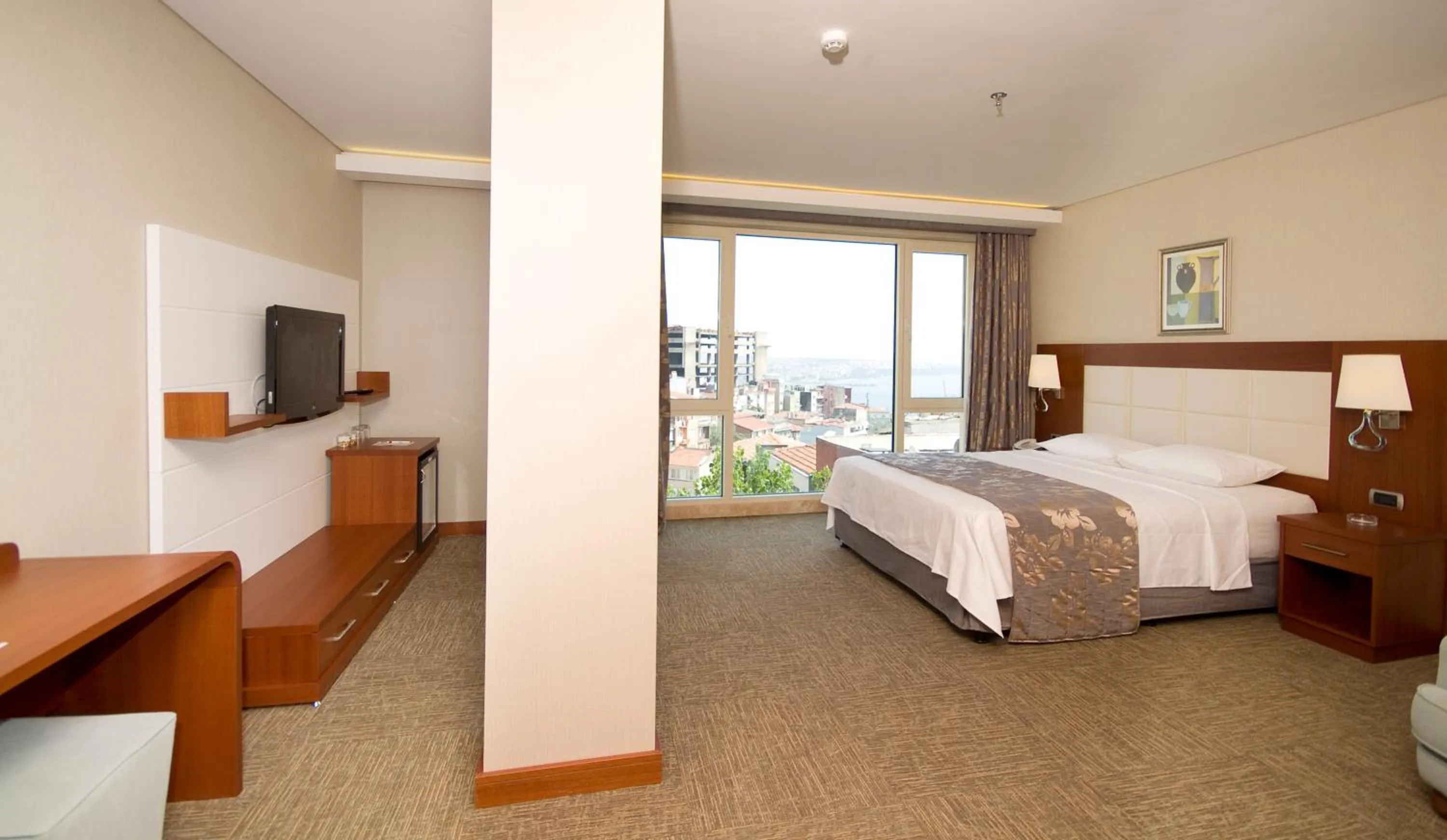 Photo of the whole room, Bed in Innpera Hotel