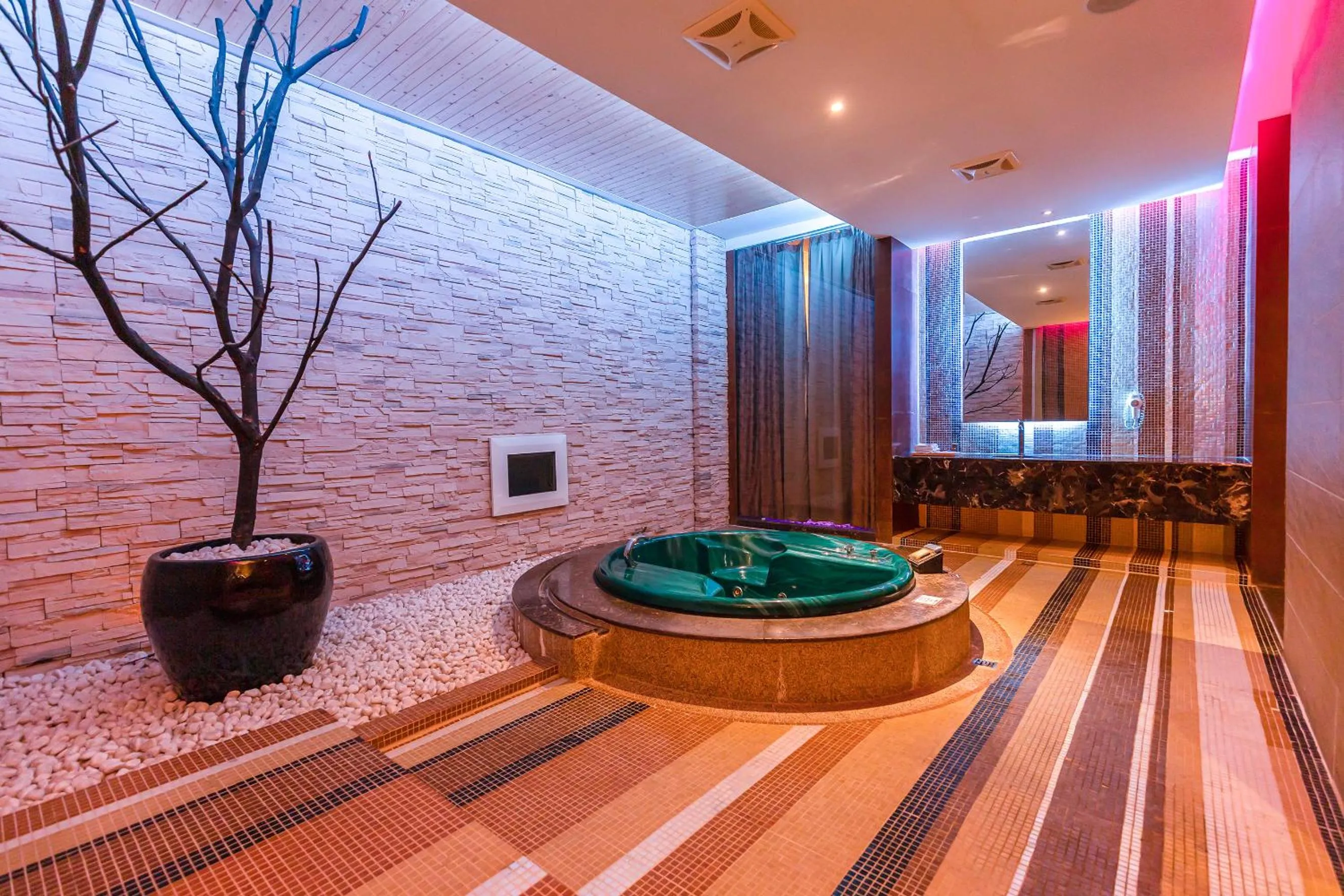 Bathroom in Vogue Boutique Motel