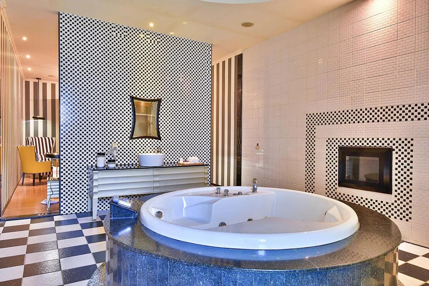 Bath in Vogue Boutique Motel