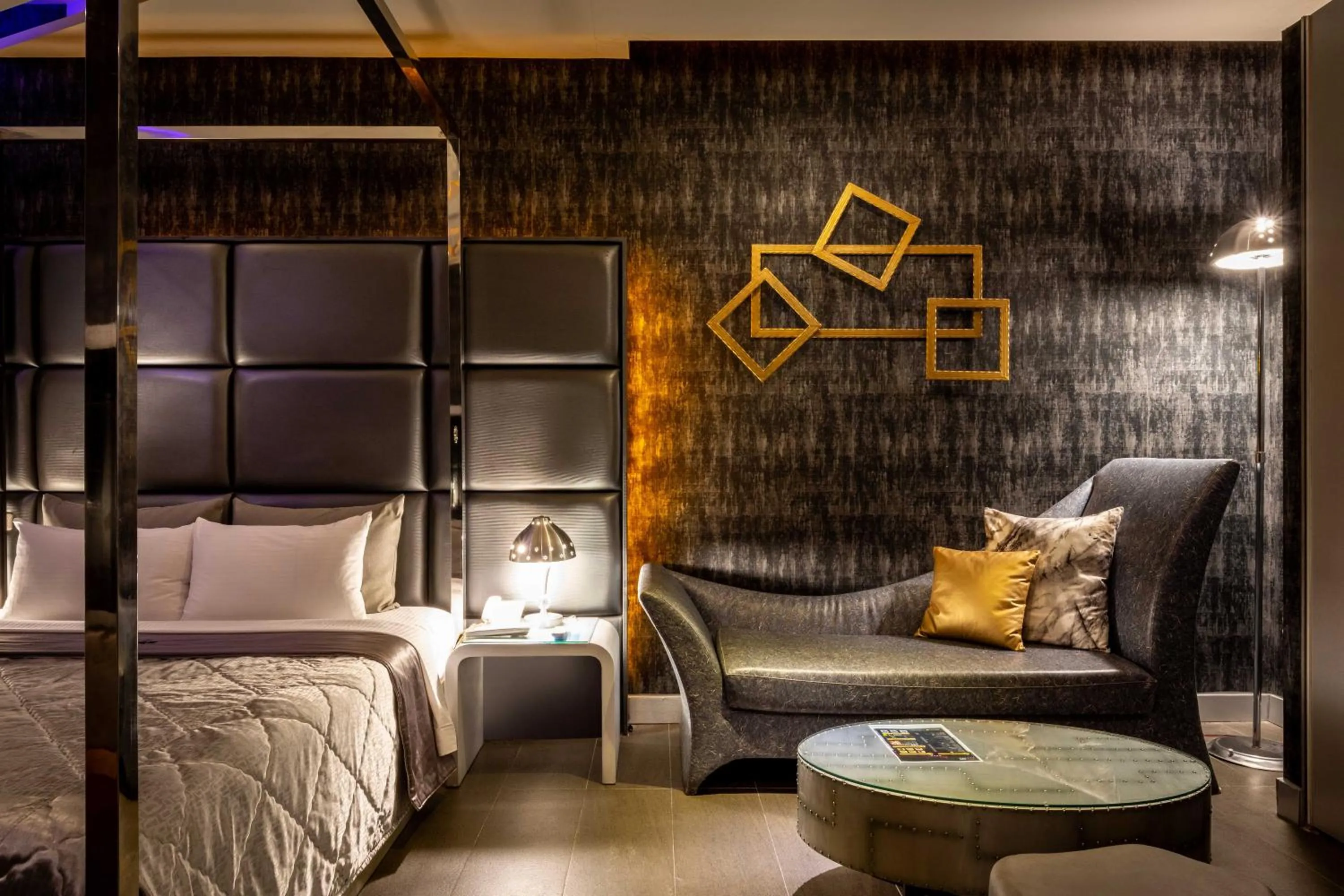 Living room, Bed in Vogue Boutique Motel