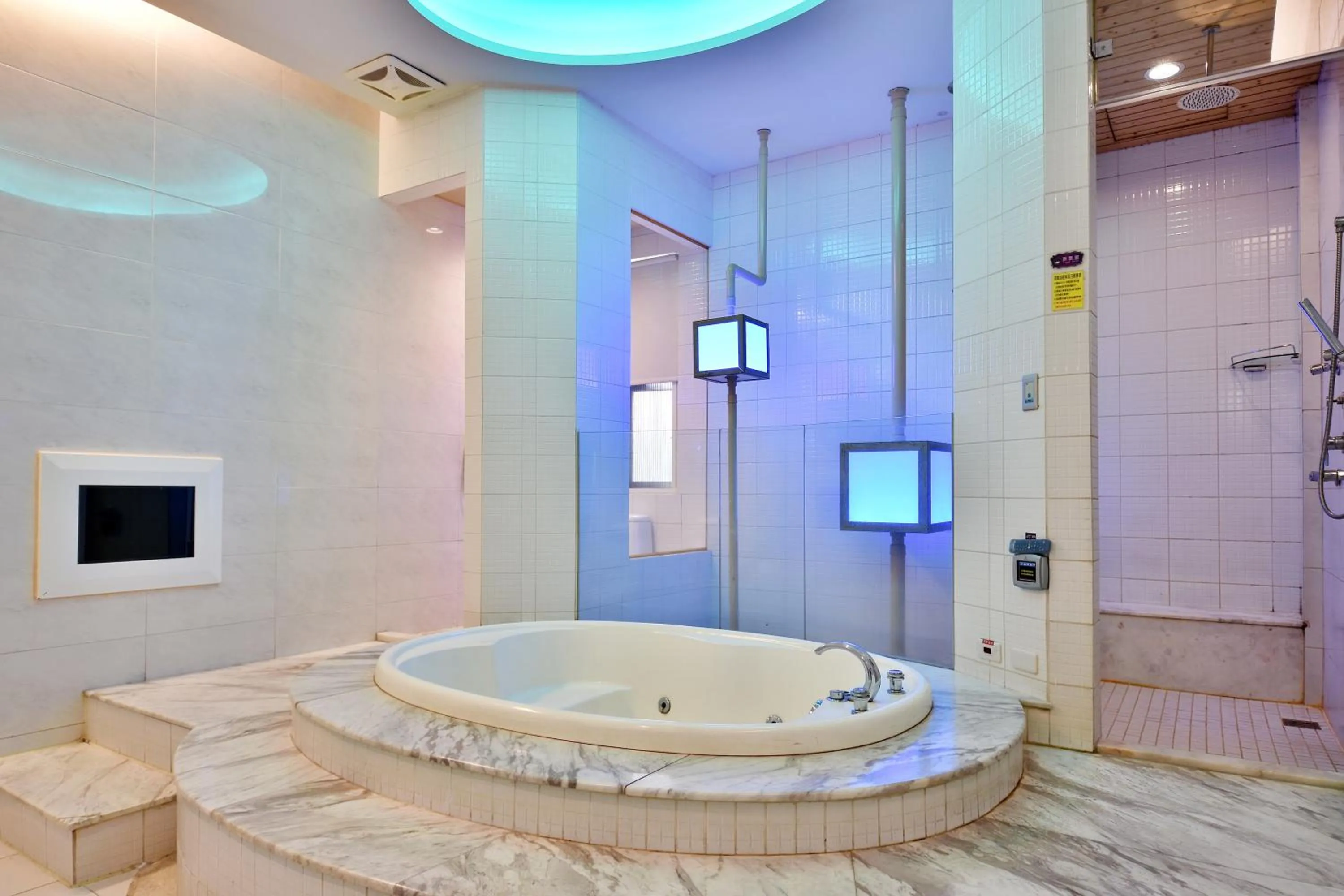 Bath in Vogue Boutique Motel