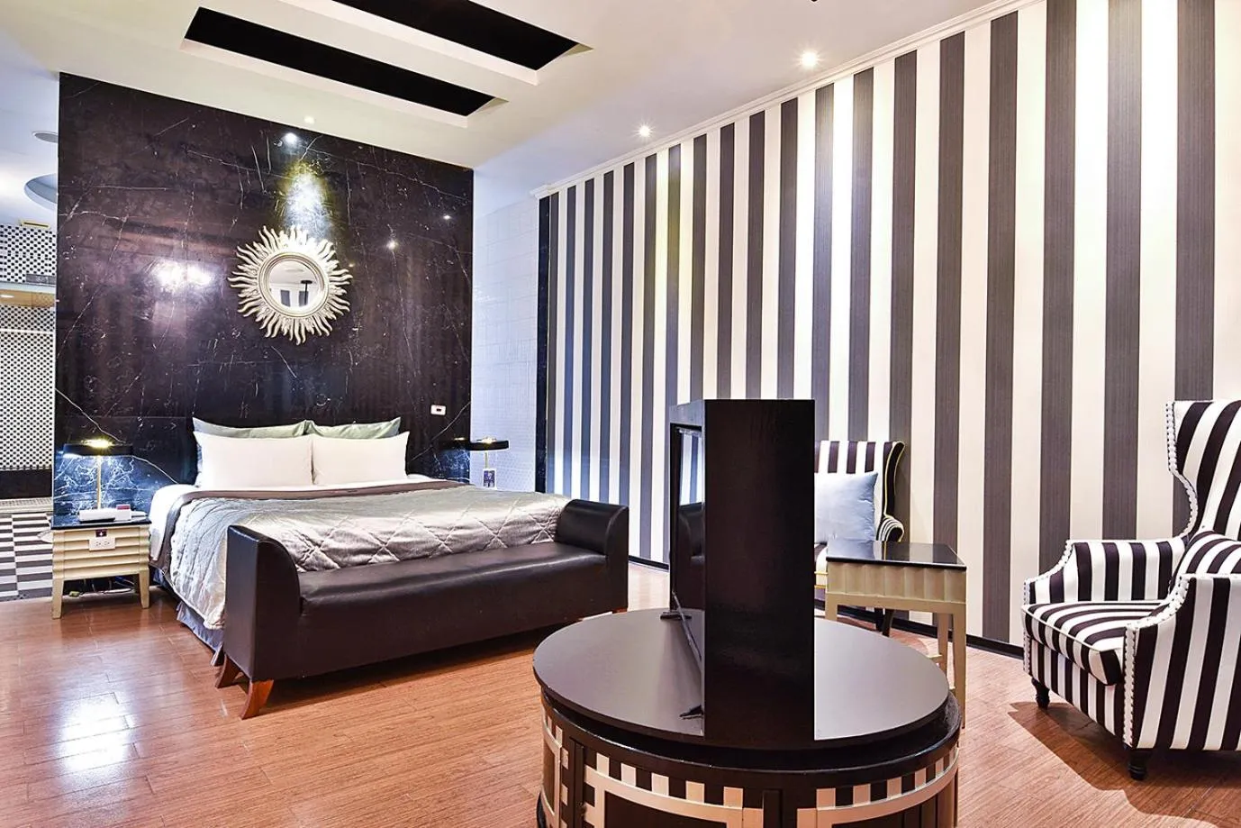 Bed in Vogue Boutique Motel