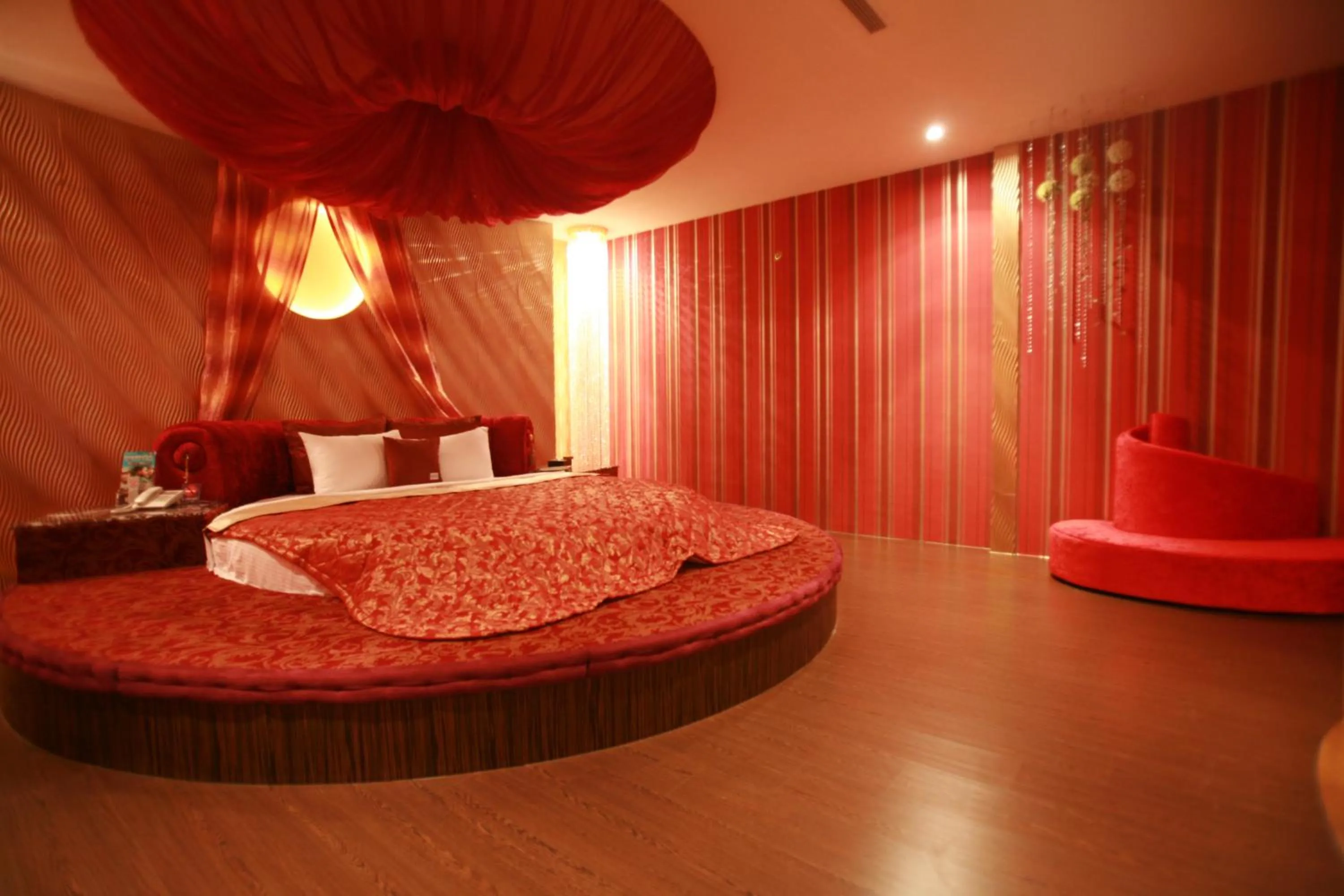 Bed in Vogue Boutique Motel