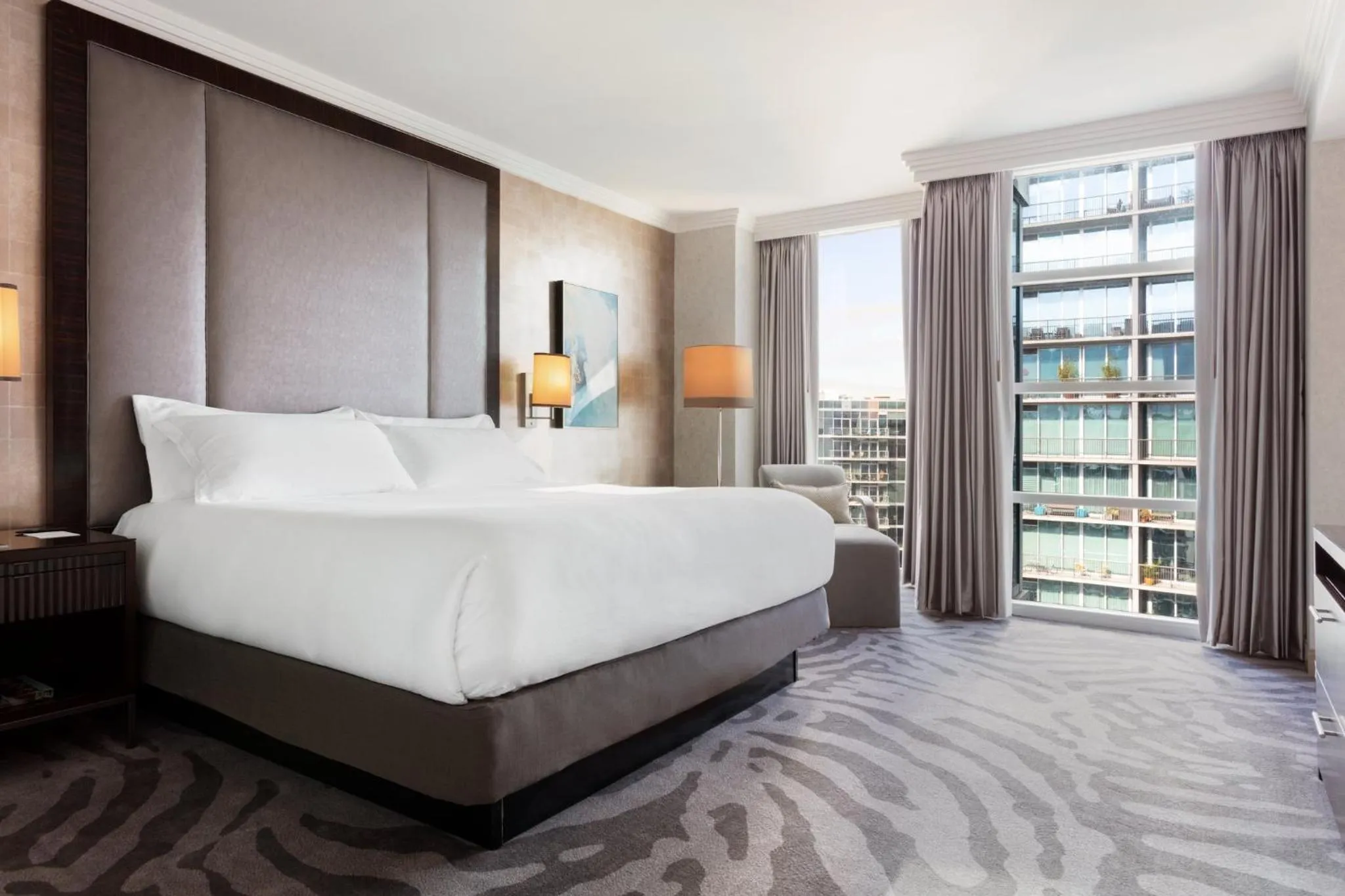 Photo of the whole room, Bed in Loews Atlanta Hotel