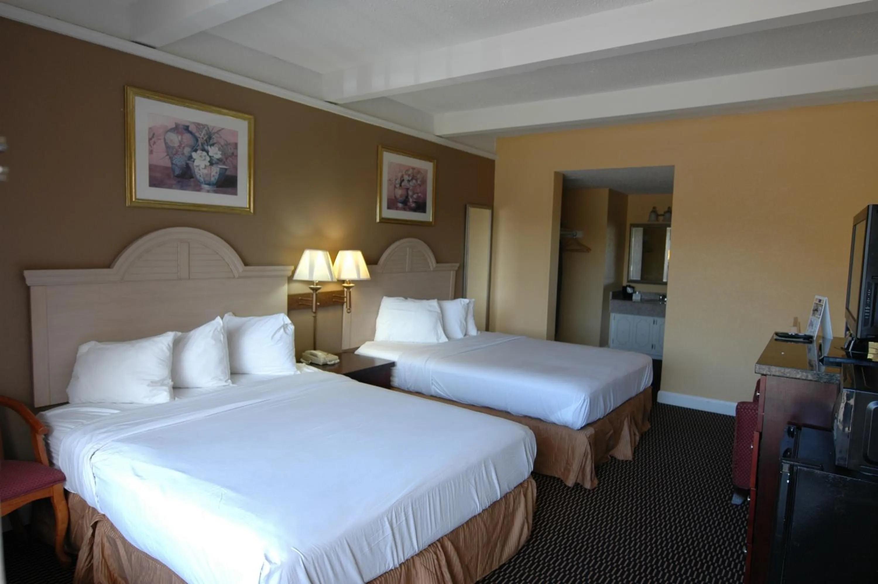 Photo of the whole room, Bed in Ambassadors Inn & Suites