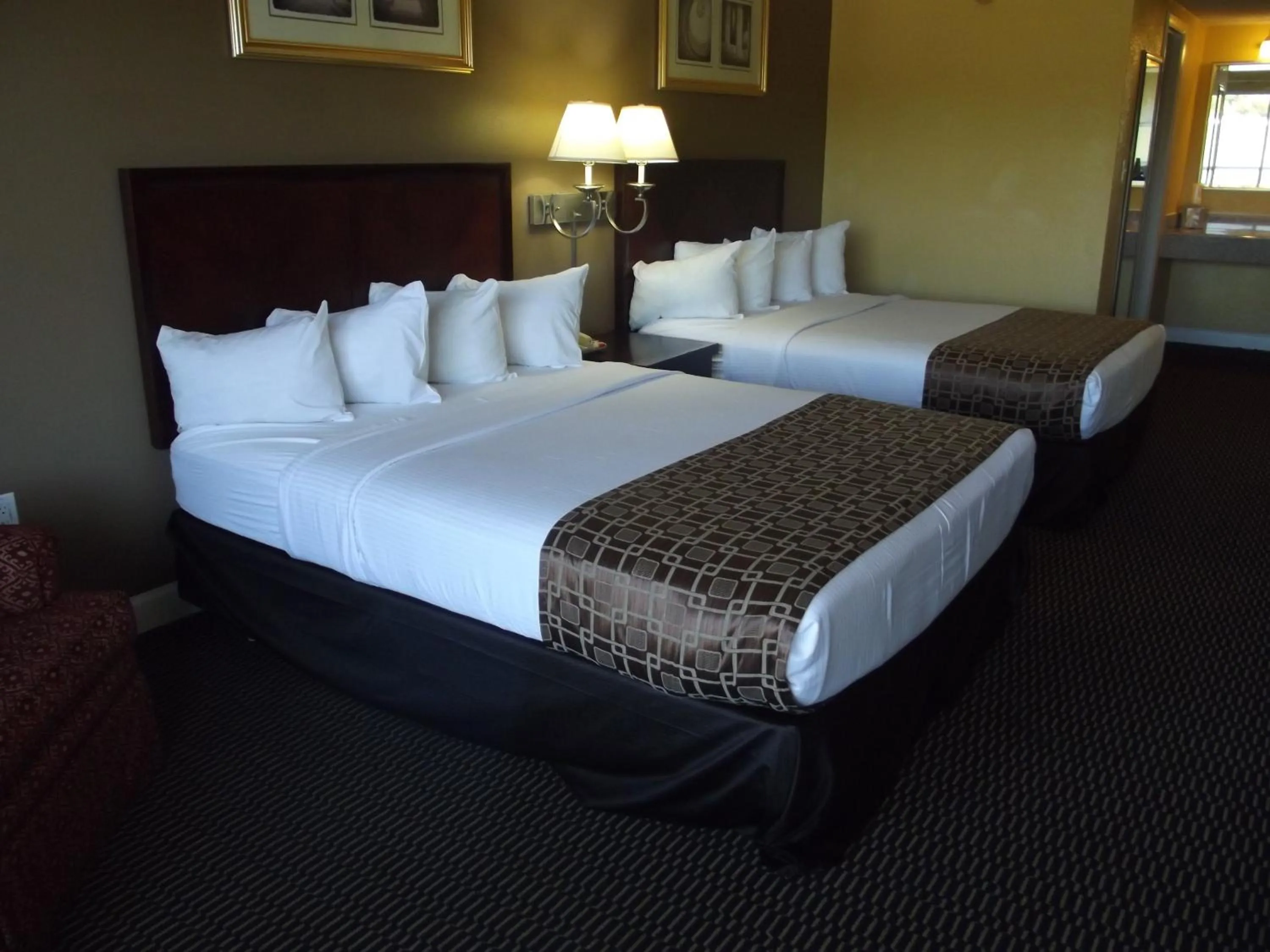 Bed in Ambassadors Inn & Suites