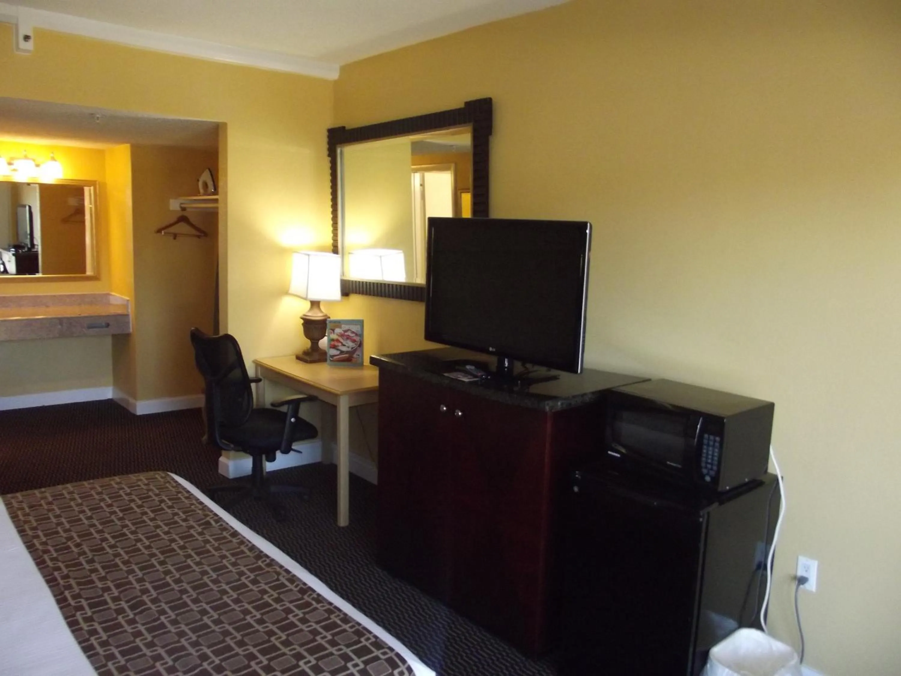TV and multimedia, Bed in Ambassadors Inn & Suites