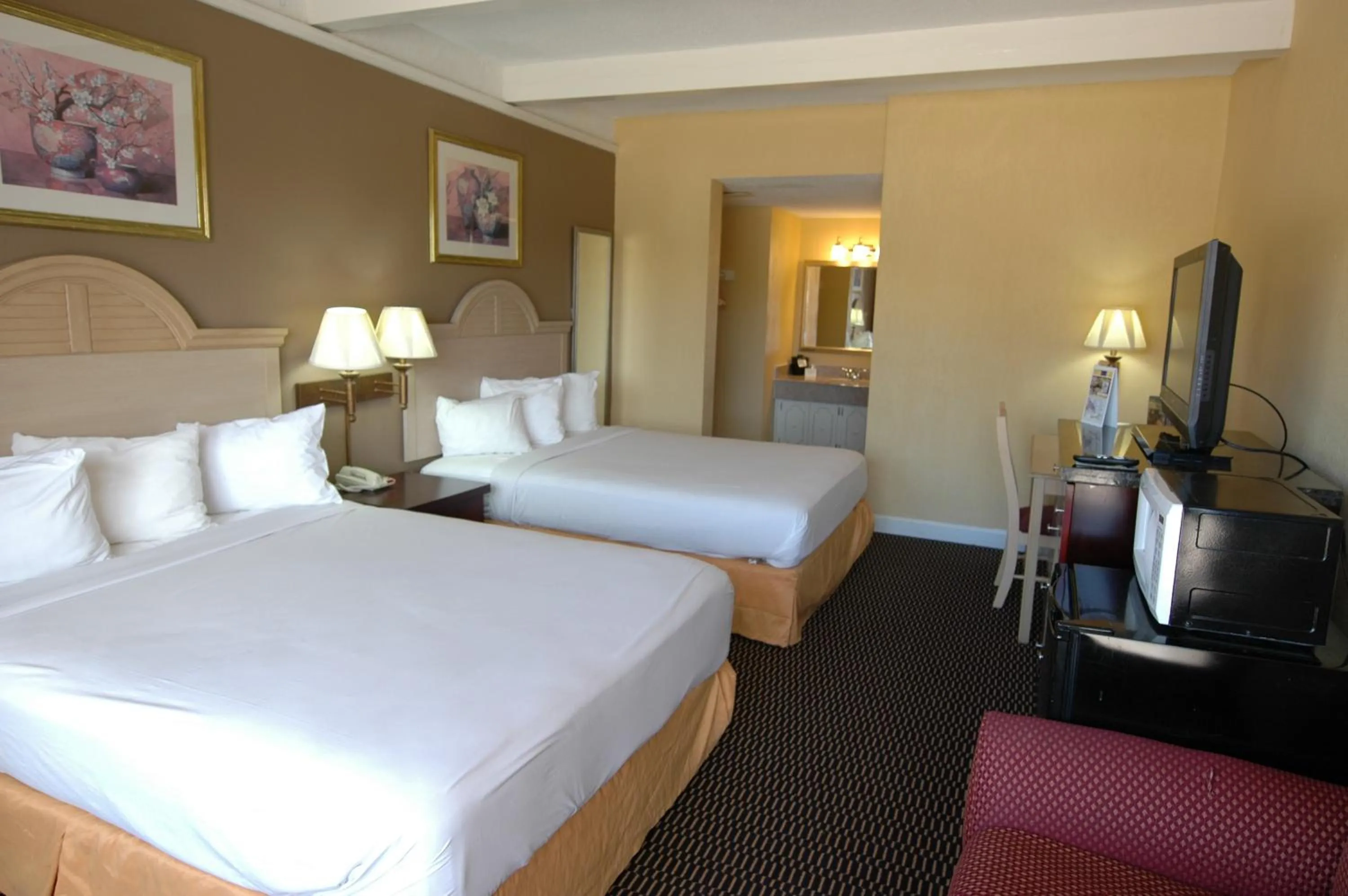 Photo of the whole room, Bed in Ambassadors Inn & Suites