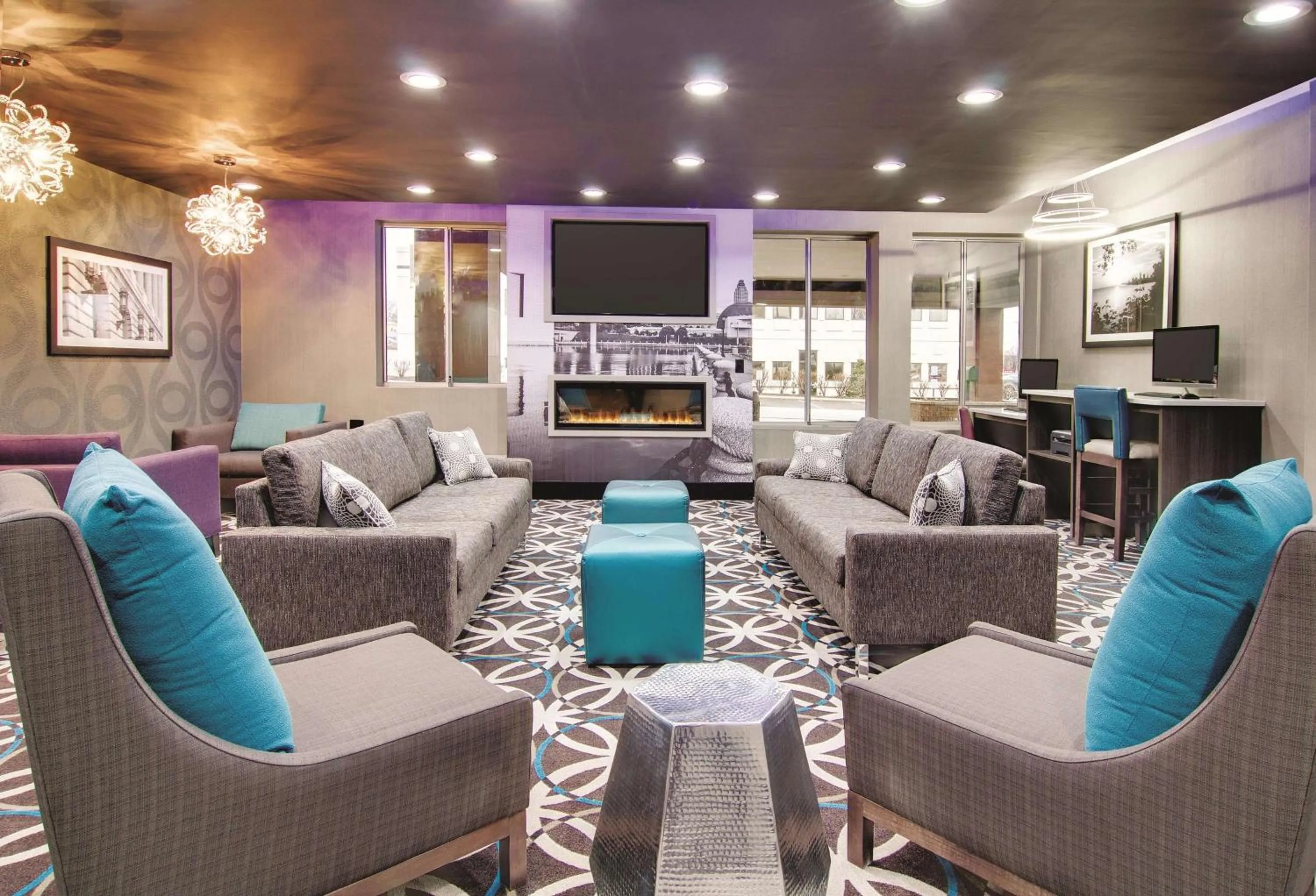 Lobby or reception in La Quinta by Wyndham Cleveland Airport West