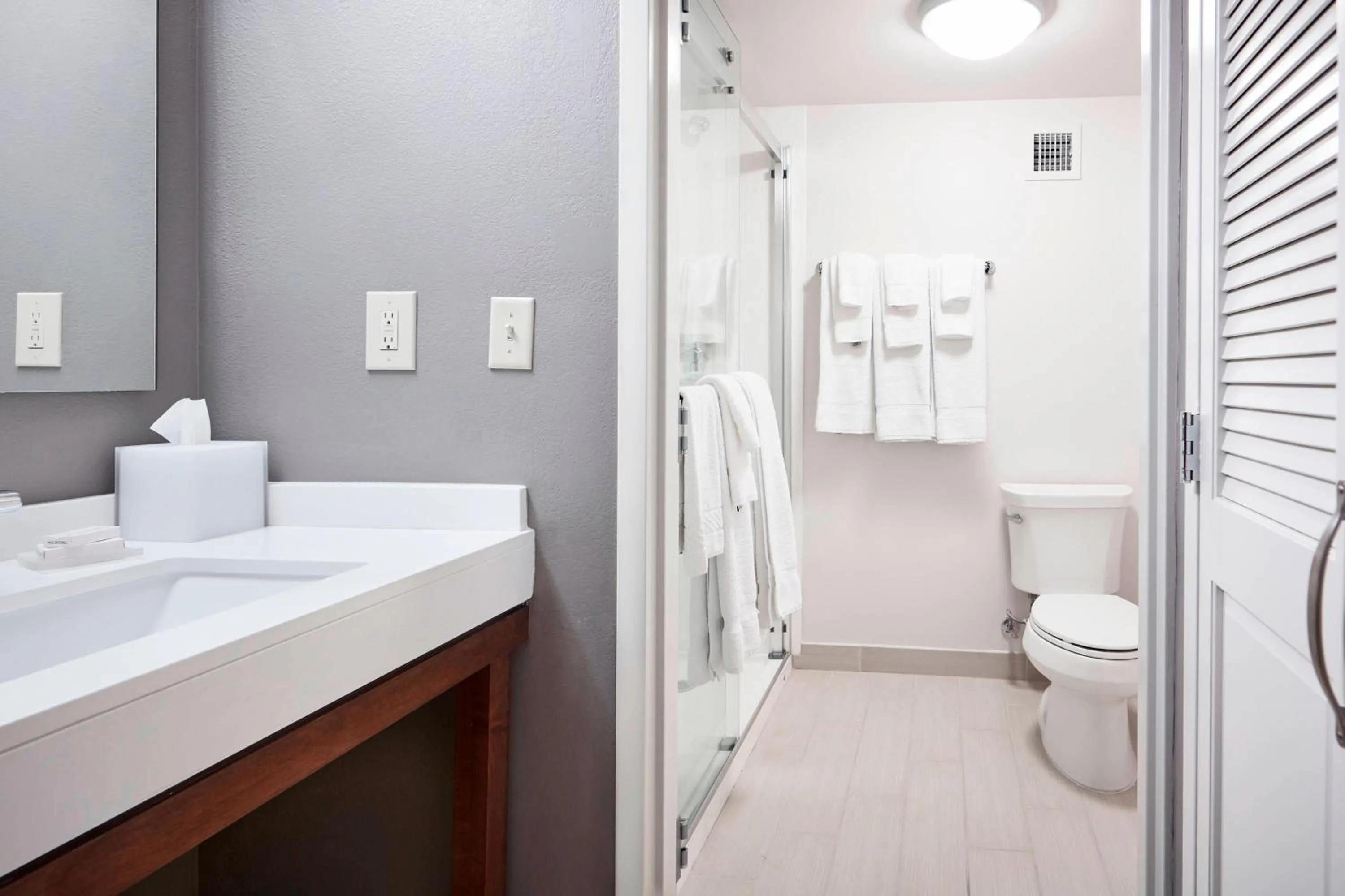 Bathroom in Courtyard Cincinnati Airport South/Florence