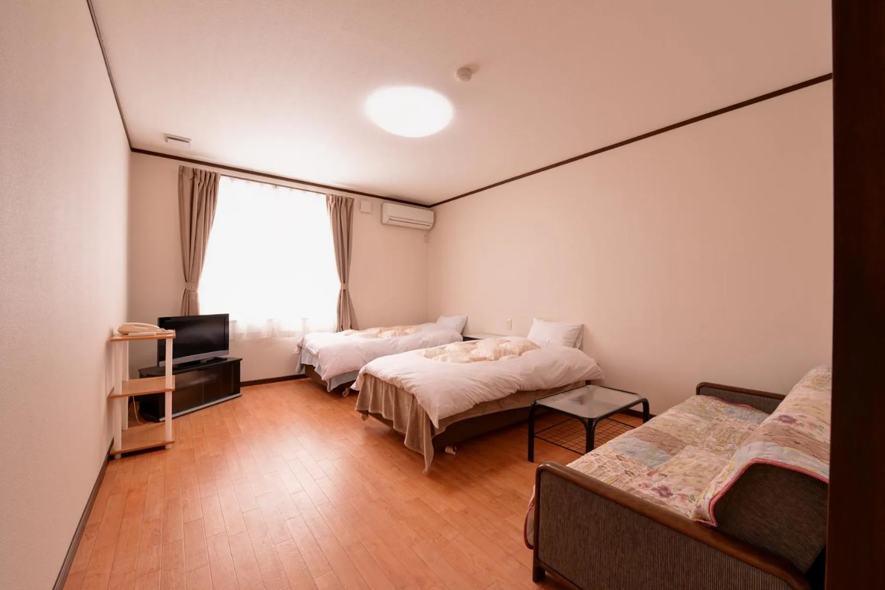 Photo of the whole room, Bed in Lodge B&W