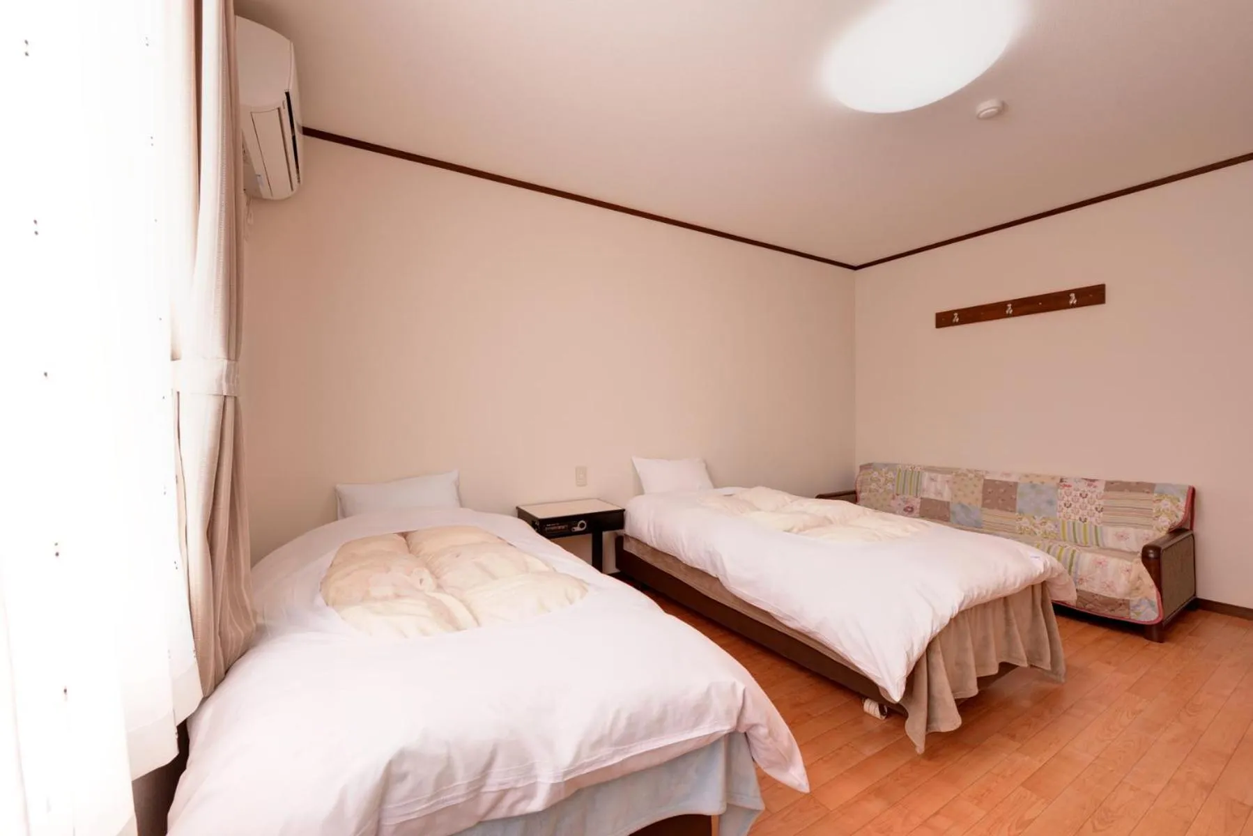 Photo of the whole room, Bed in Lodge B&W