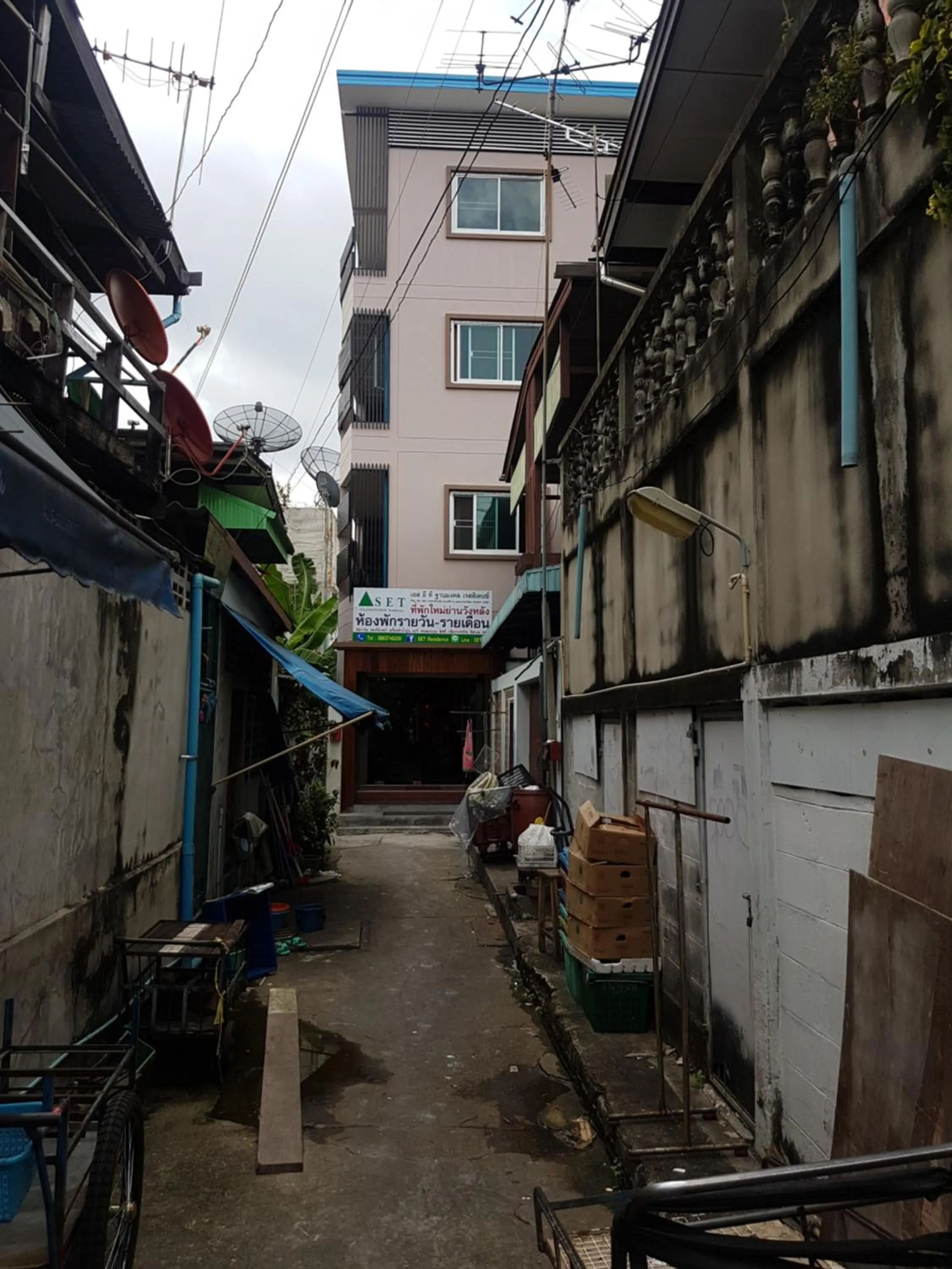 Facade/entrance in S.E.T Thanmongkol Residence
