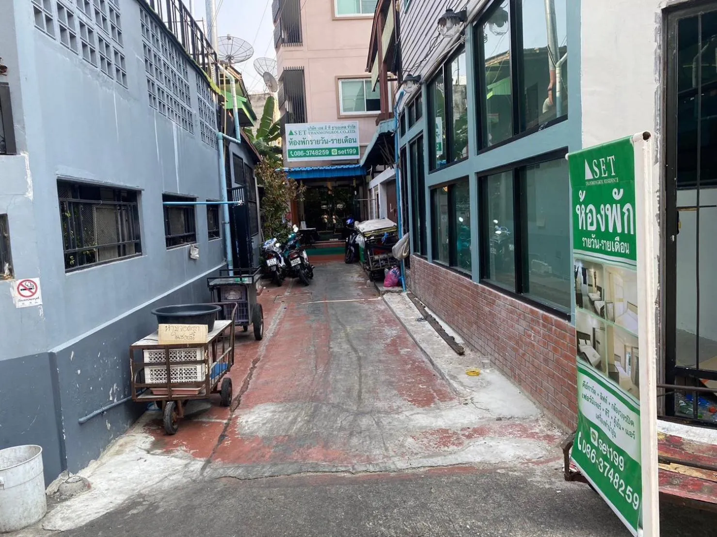 Facade/entrance in S.E.T Thanmongkol Residence