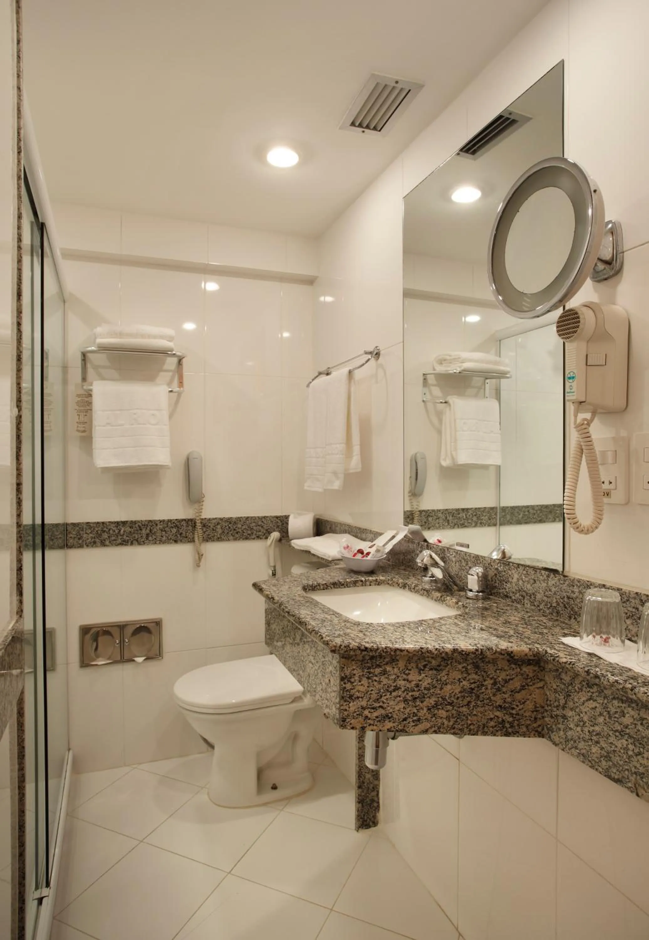 Bathroom in Scorial Rio Hotel