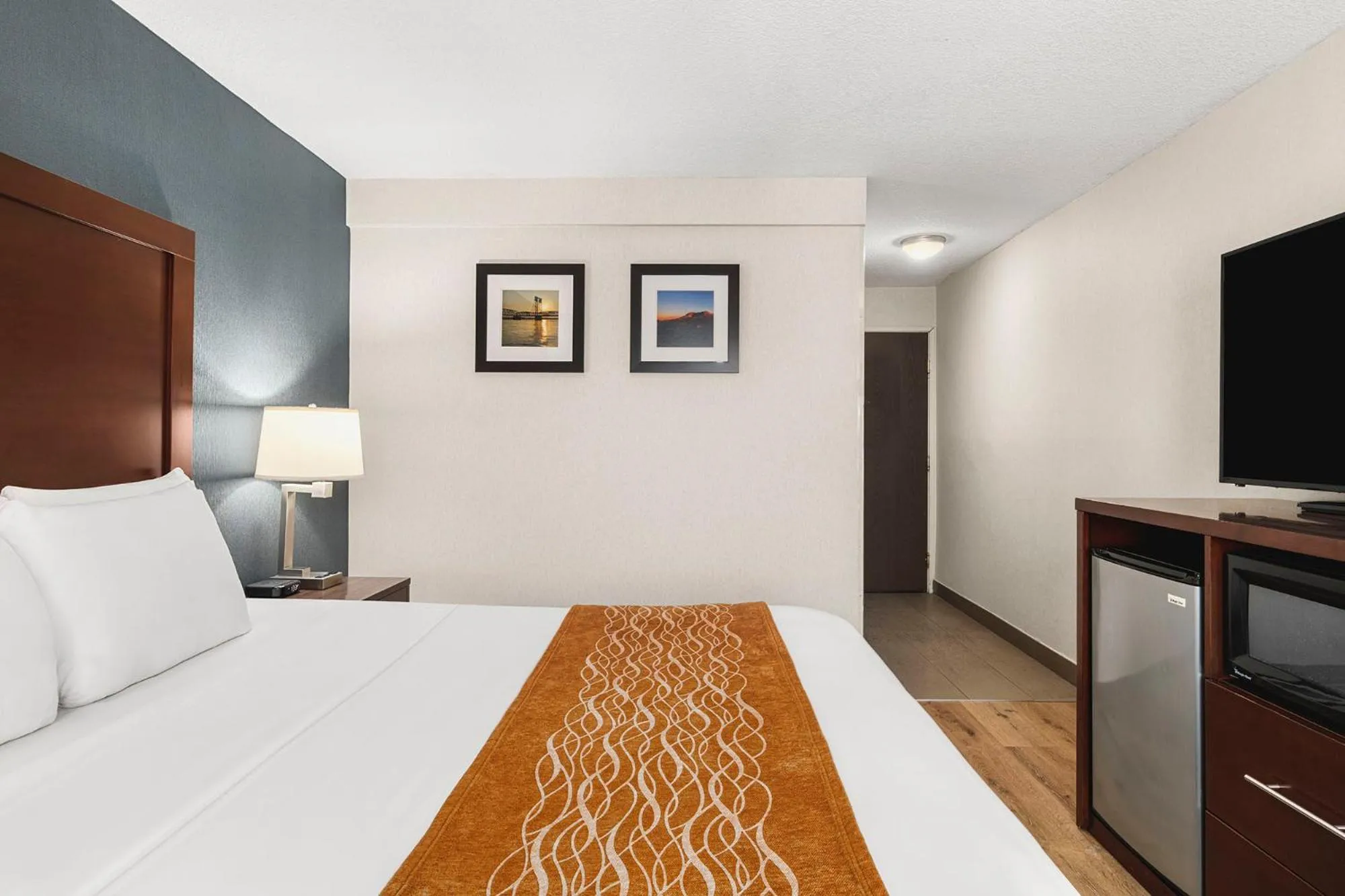 Bedroom, Bed in Comfort Inn & Suites Vancouver Downtown City Center