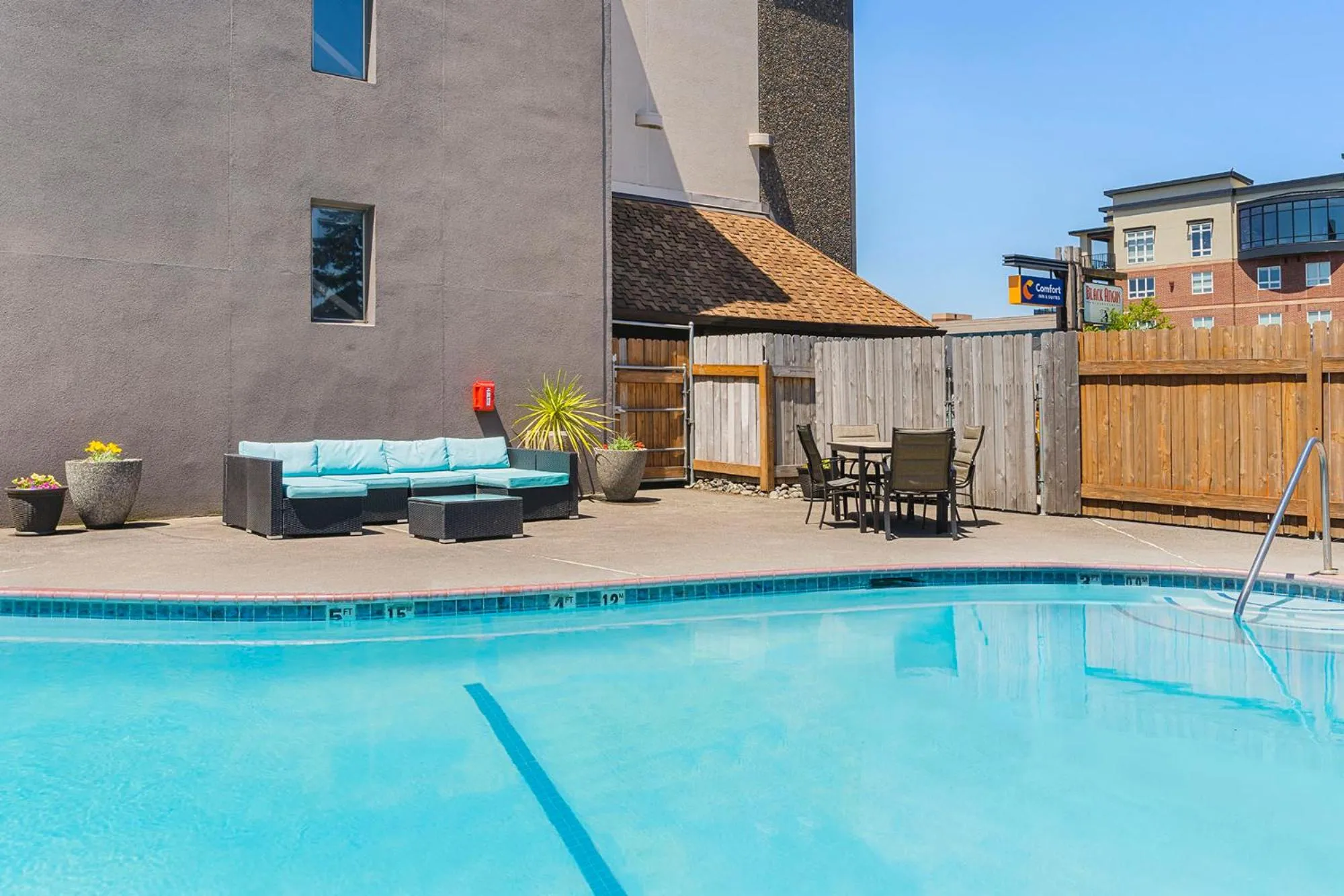 Swimming pool in Comfort Inn & Suites Vancouver Downtown City Center