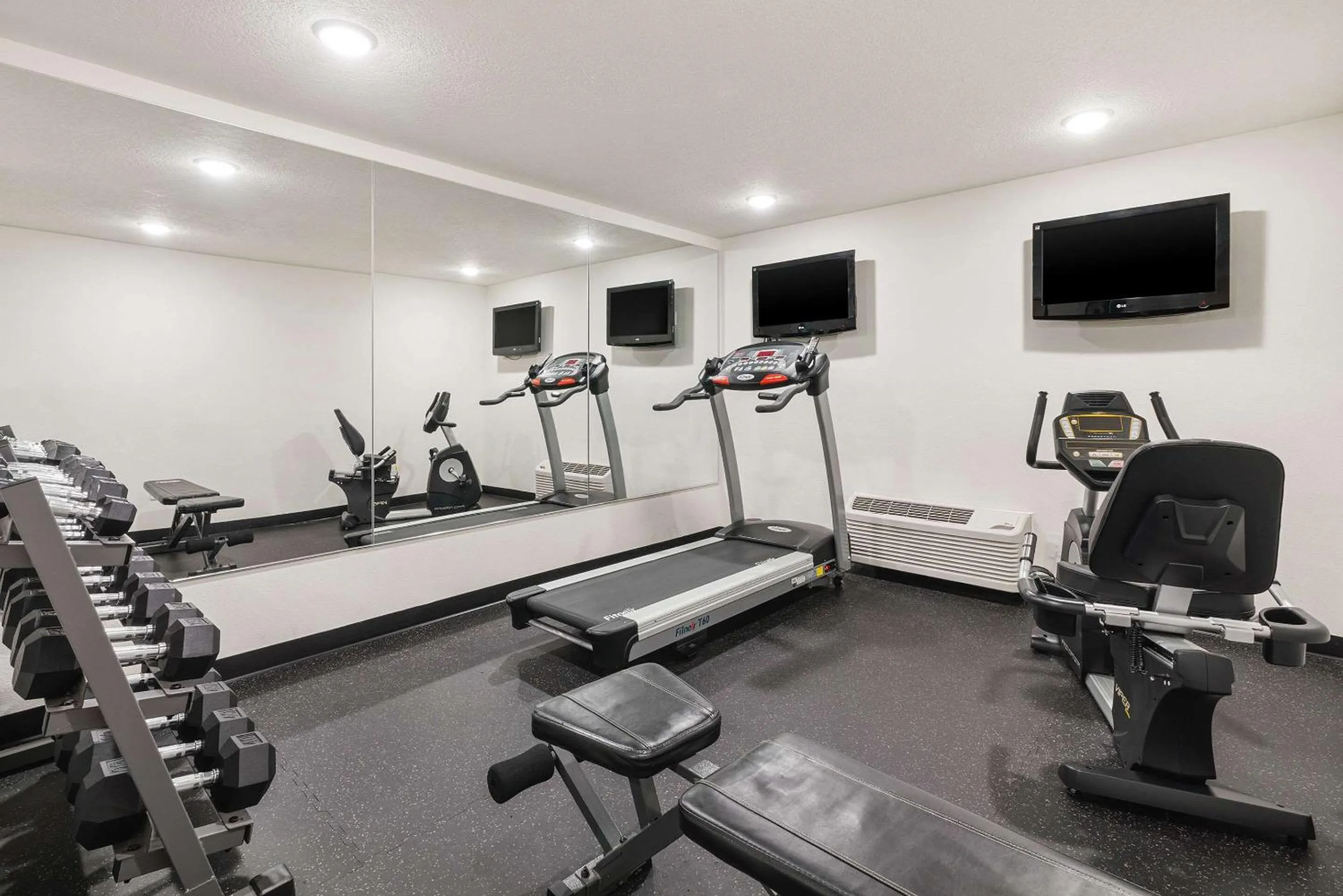 Fitness centre/facilities in Comfort Inn & Suites Vancouver Downtown City Center