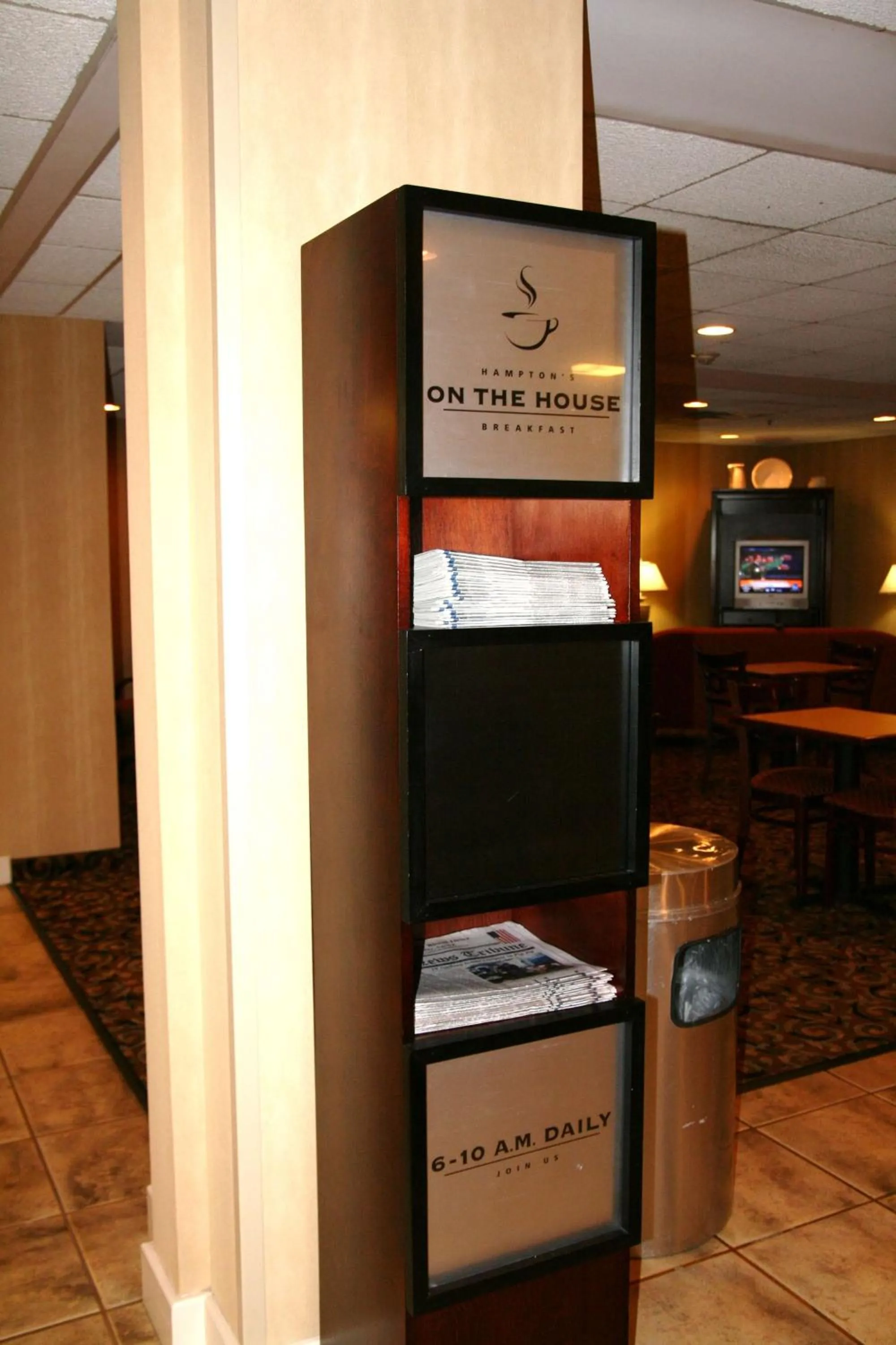 Dining area in Hampton Inn Adel