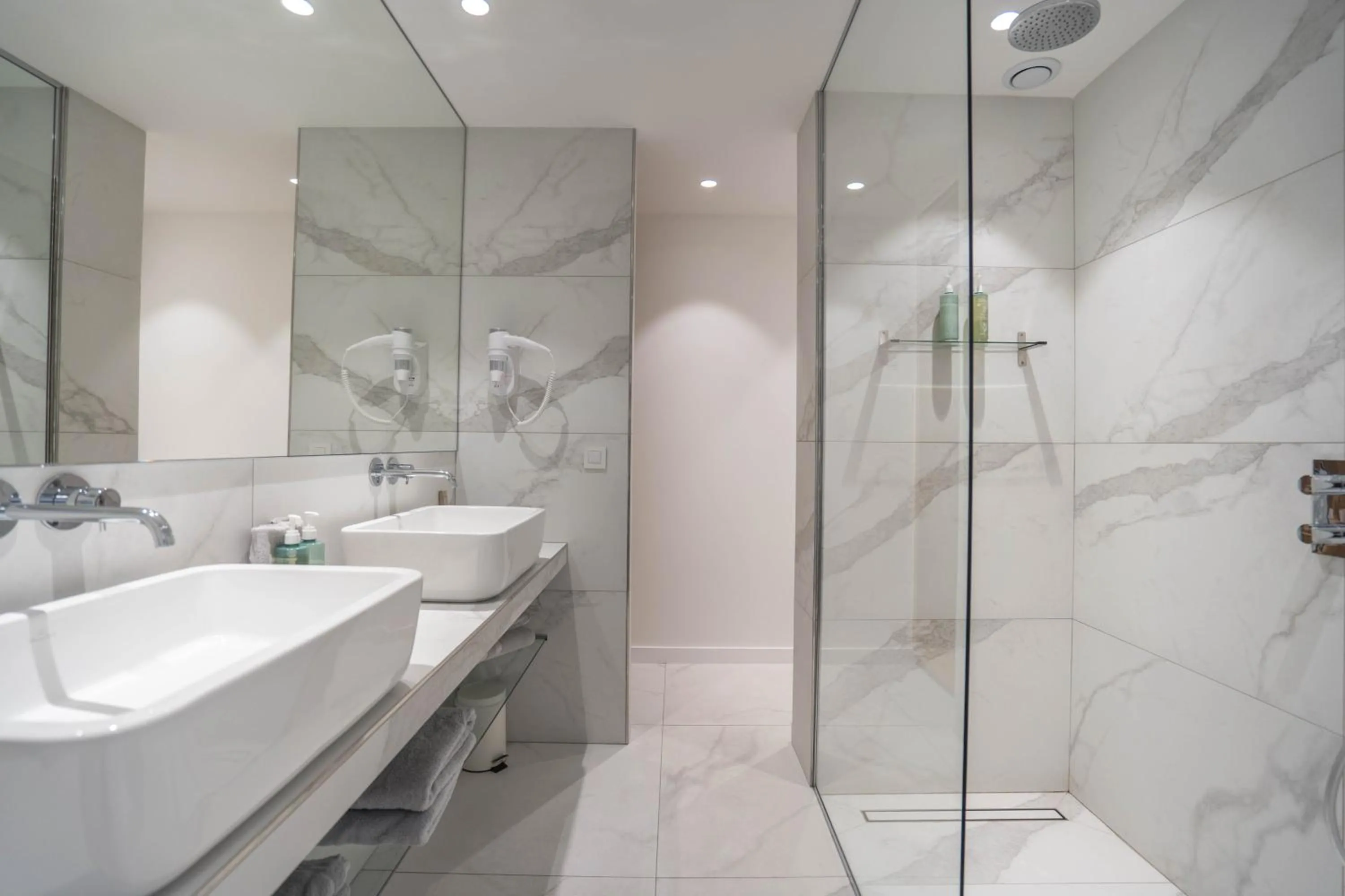 Shower in Hotel le Mandala