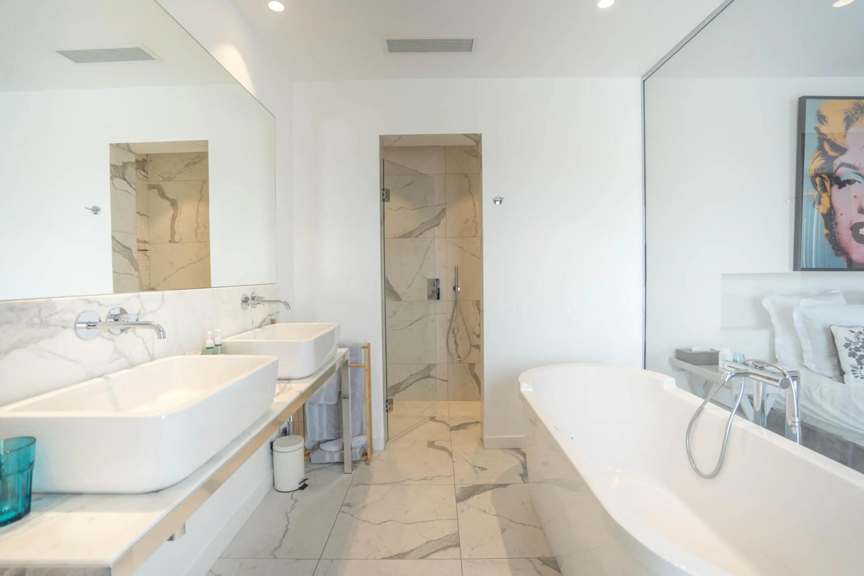 Bathroom, Bed in Hotel le Mandala