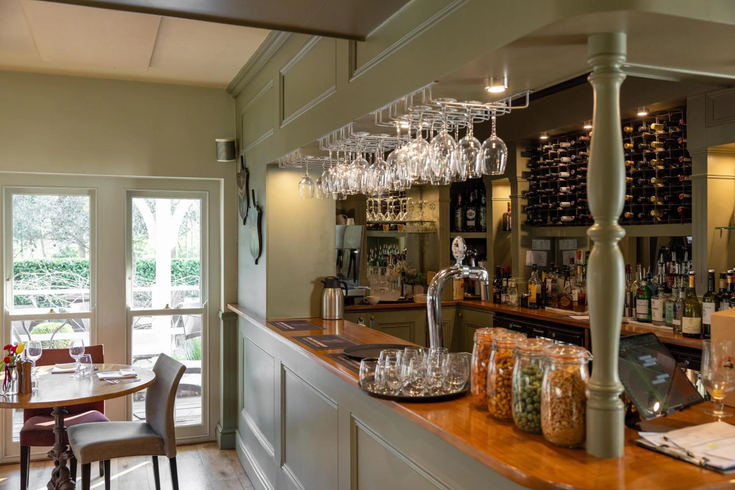 Restaurant/places to eat in Wingrove House