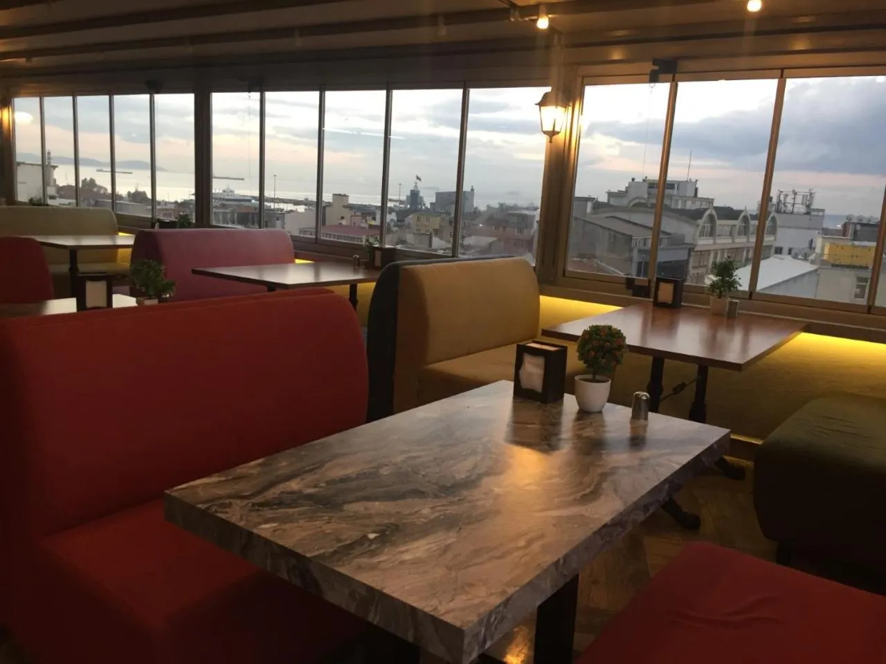 Restaurant/places to eat in Hotel Marina City