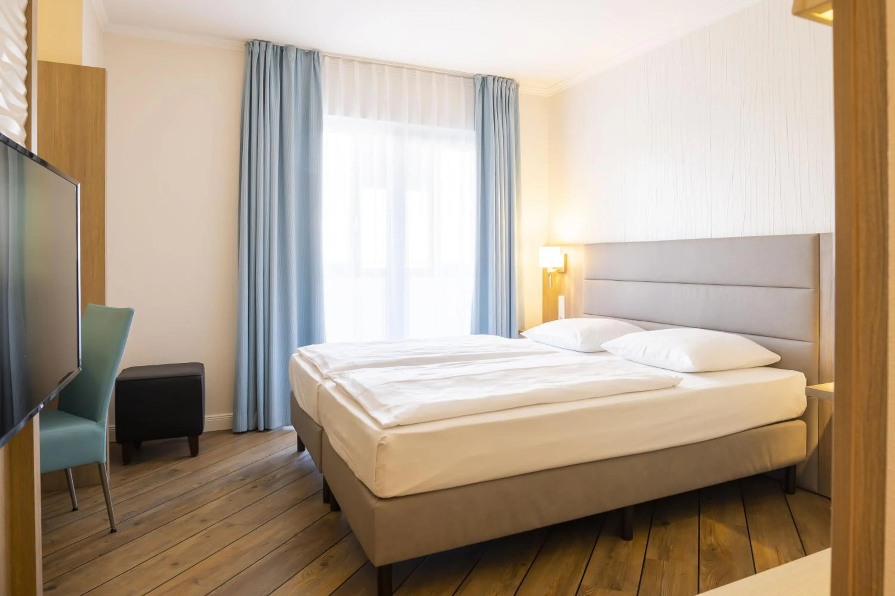 Property building, Bed in Hotel IV Jahreszeiten Lübeck