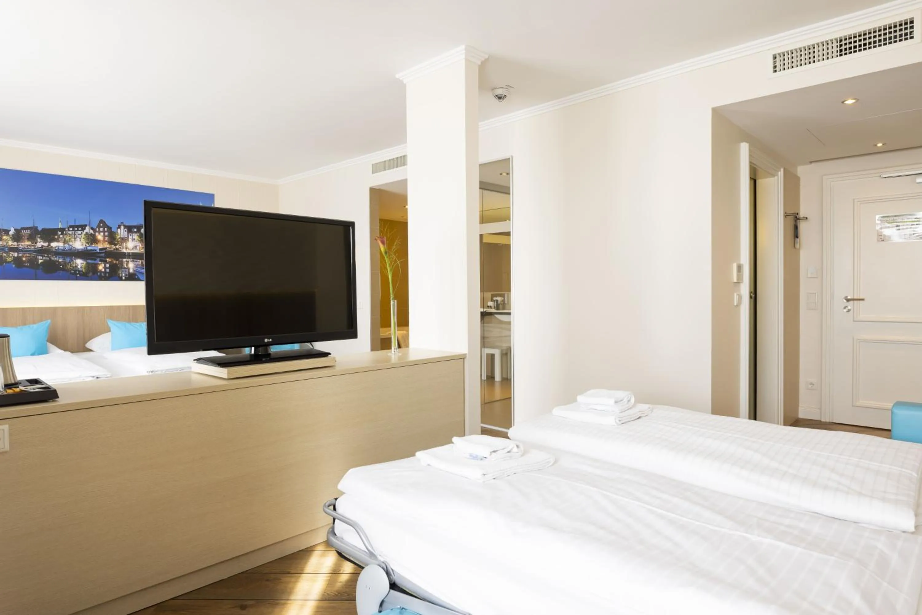 Photo of the whole room, Bed in Hotel IV Jahreszeiten Lübeck